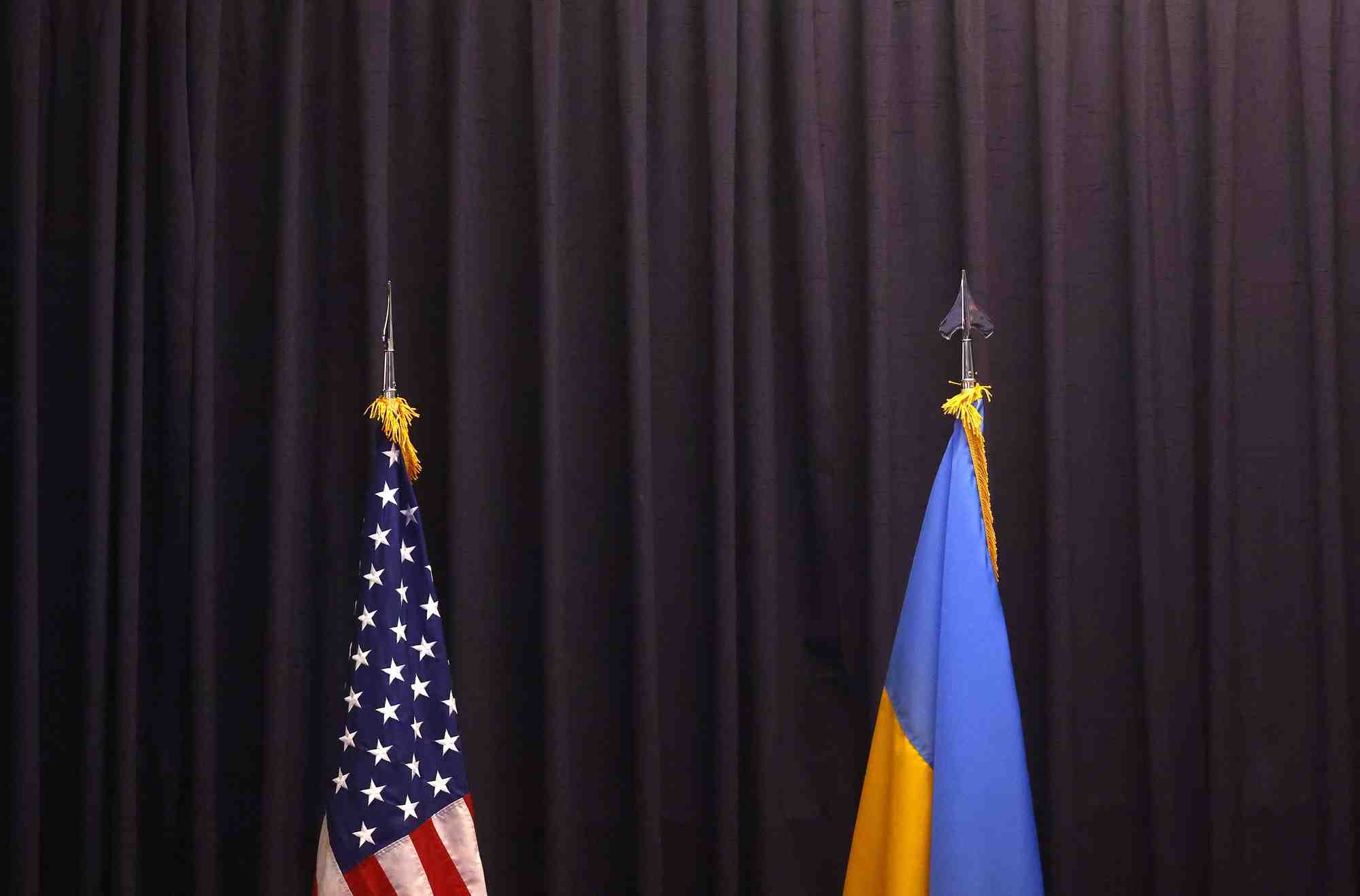 Les drapeaux americain et ukrainien lors de la reunion du groupe consultatif sur la defense de l'ukraine