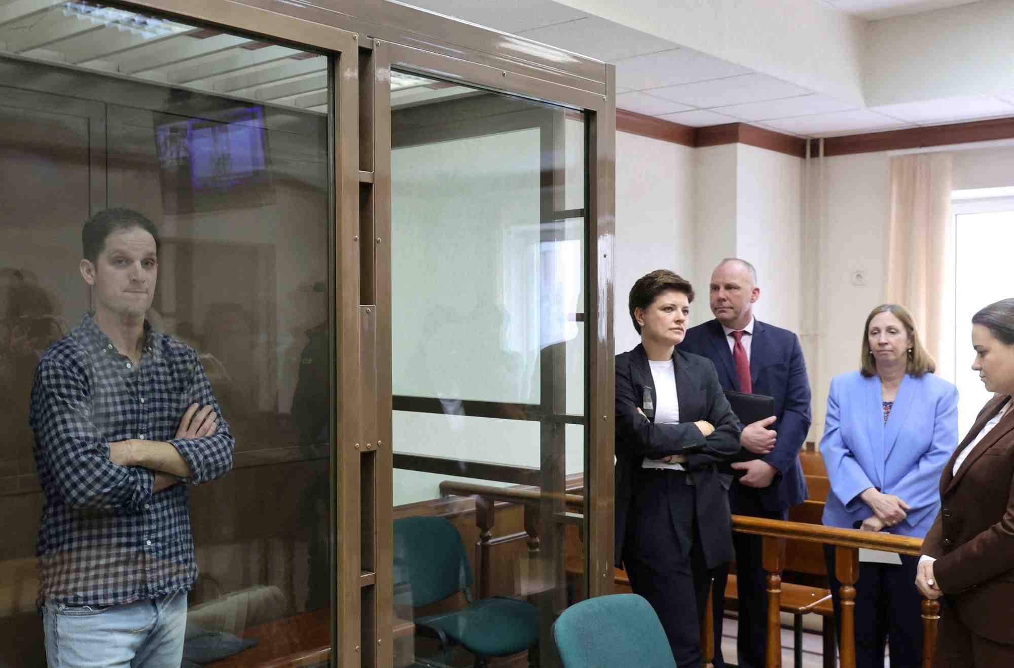 Le journaliste evan gershkovich photographie dans une salle d'audience