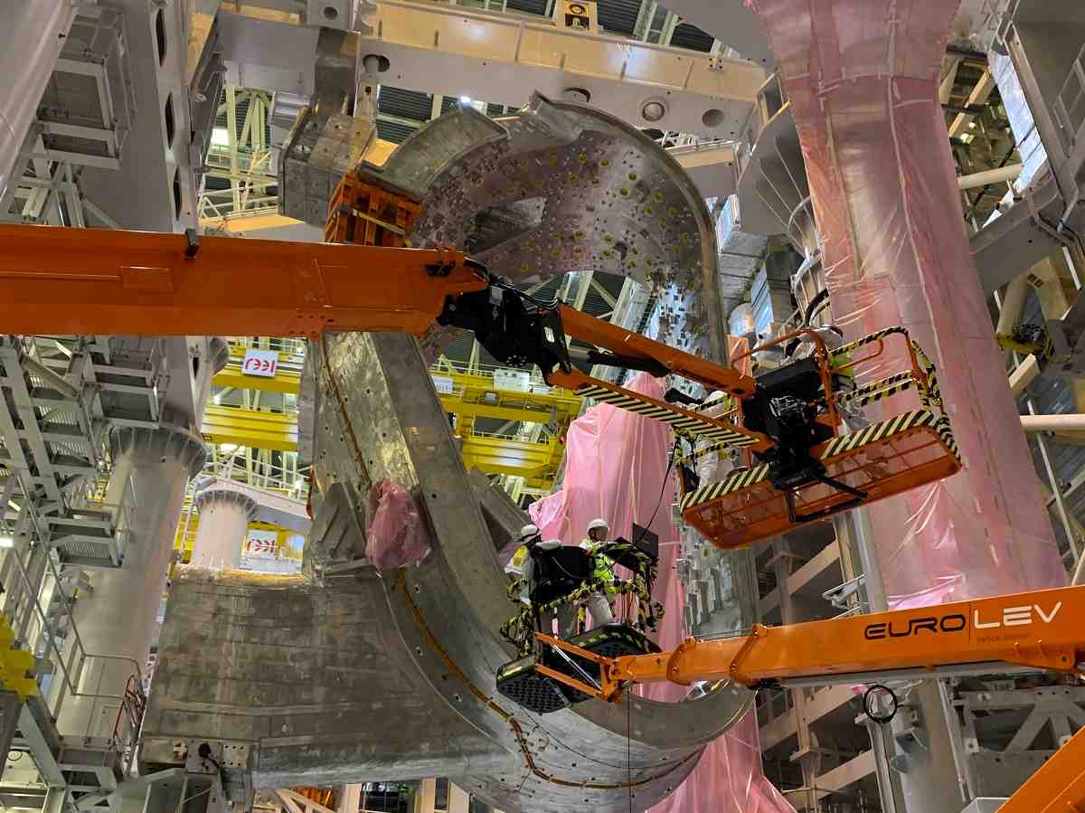 Le projet Iter est basé sur la fusion nucléaire qui consiste à faire fusionner deux noyaux d'hydrogène extrêmement légers pour créer un élément plus lourd.