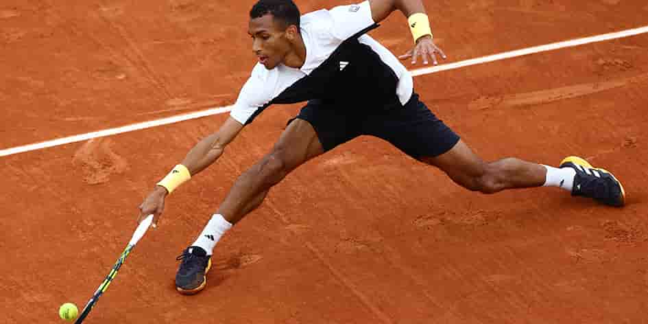 Félix Auger-Aliassime hier sur le court Suzanne-Lenglen face à l’Américain Ben Shelton (6-4, 6-2, 6-1).