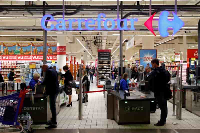 Carrefour en hausse a la mi-seance de la bourse de paris