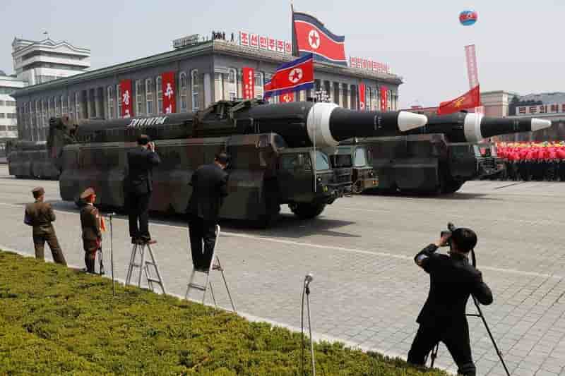 Pyongyang presente des missiles a l'approche du porte-avions americain