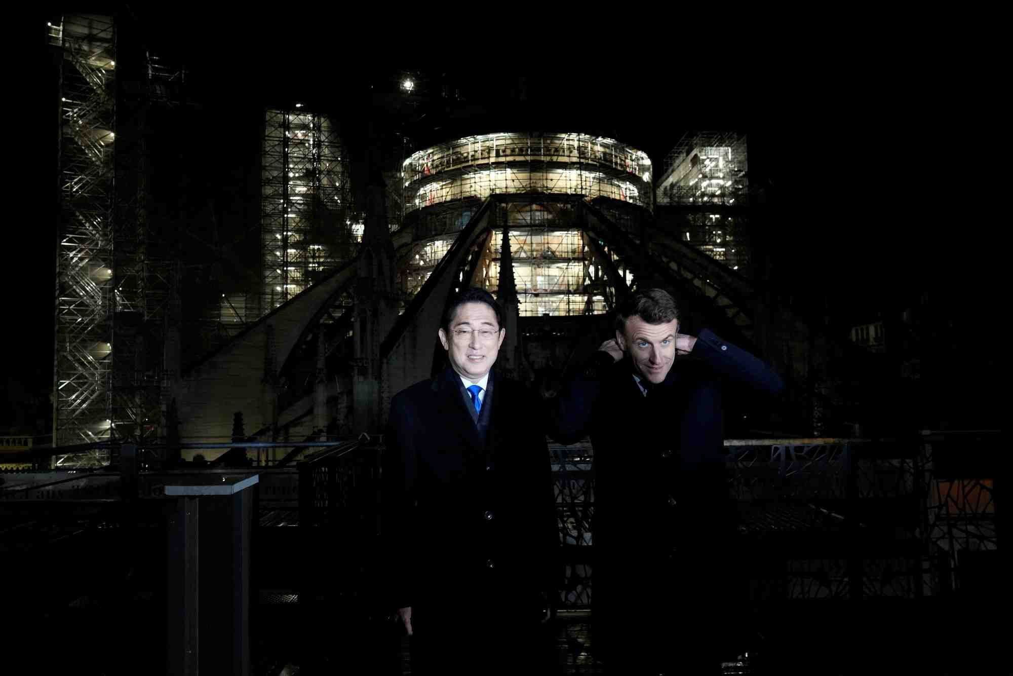 Le president francais emmanuel macron et le premier ministre japonais fumio kishida visitent le chantier de reconstruction de la cathedrale notre-dame a paris