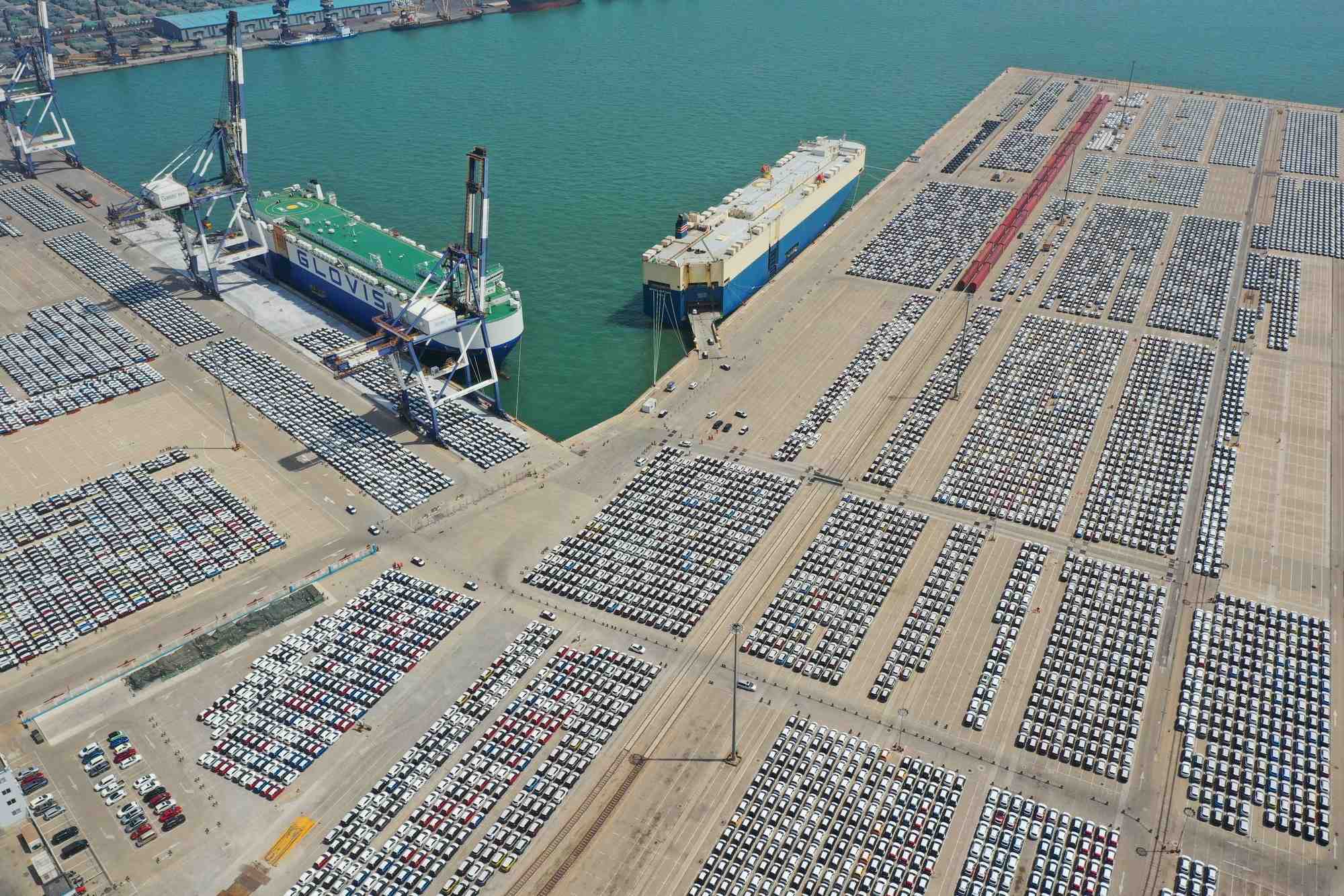Photo de voitures destinees a l'exportation dans un port de yantai