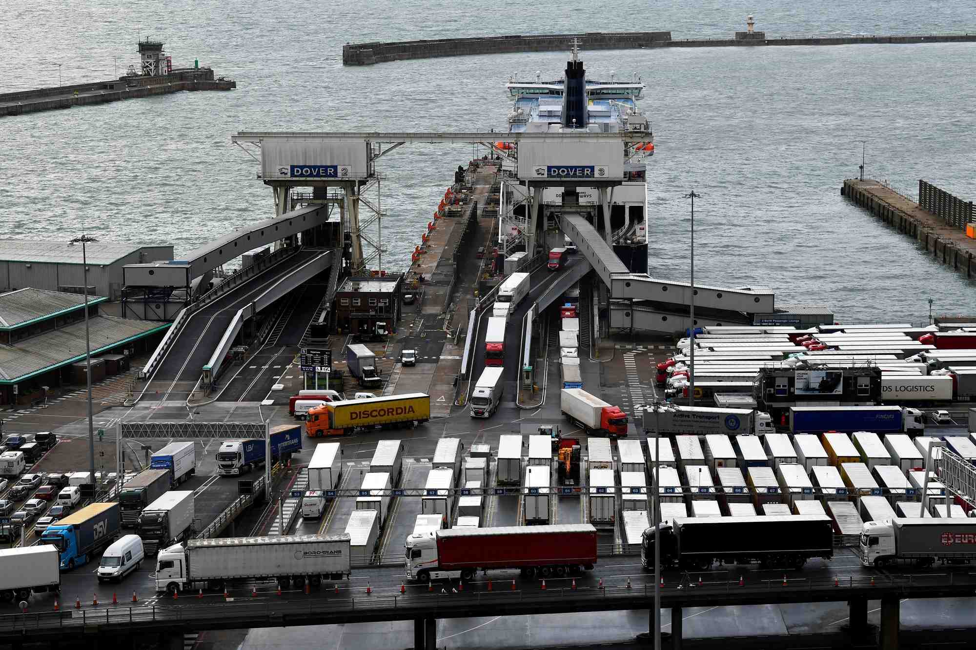 Des camions debarquent d'un ferry transmanche au port de douvres