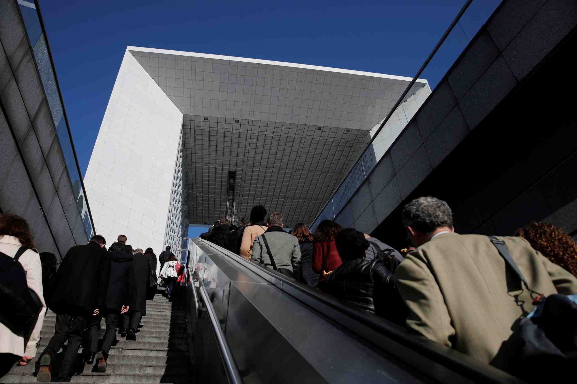 Des personnes marchent sur l'esplanade de la defense, a l'ouest de paris