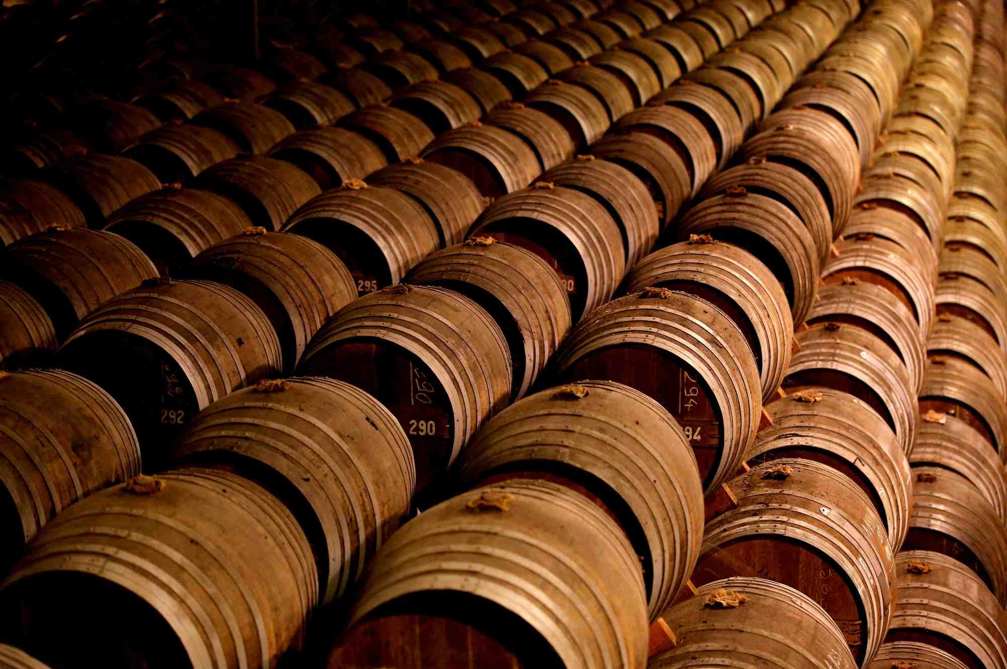 Futs en chene utilises pour le stockage du cognac a l'usine remy martin a cognac