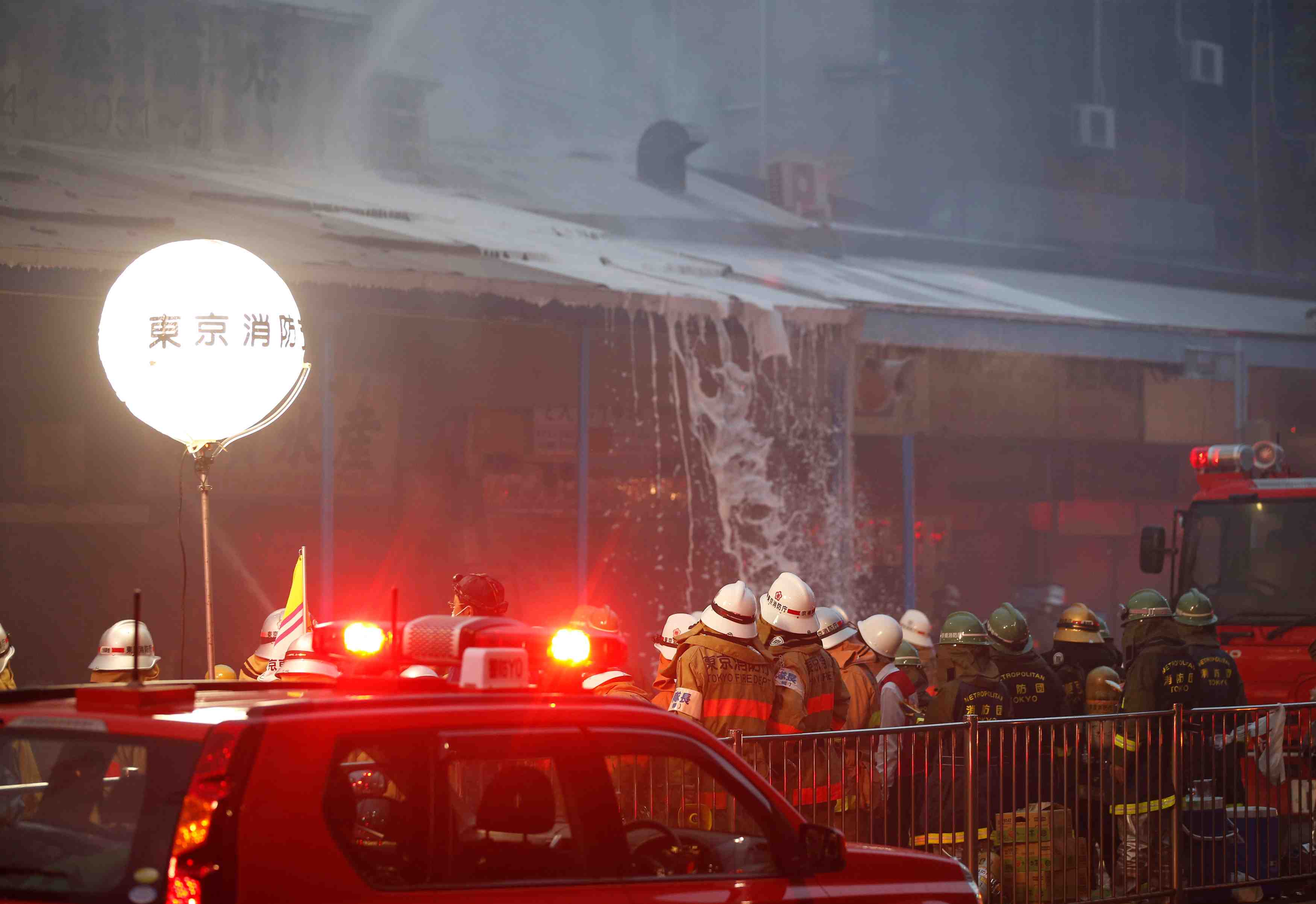 Incendie sur le marche aux poissons de tsukiji a tokyo