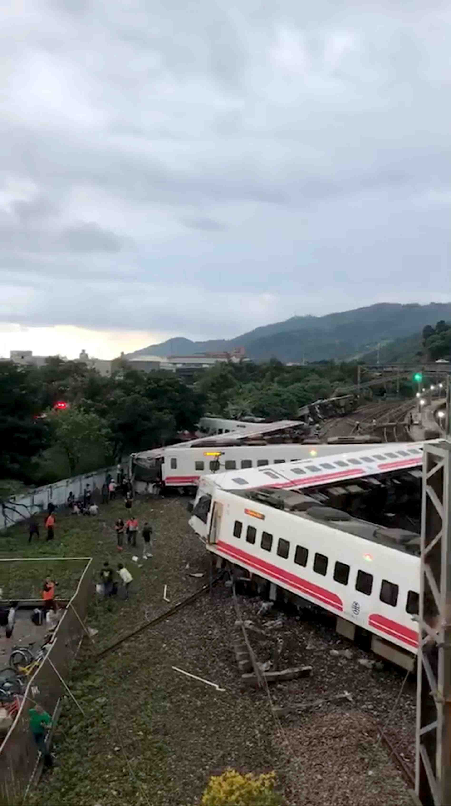 Dix-sept morts dans le deraillement d'un train a taiwan