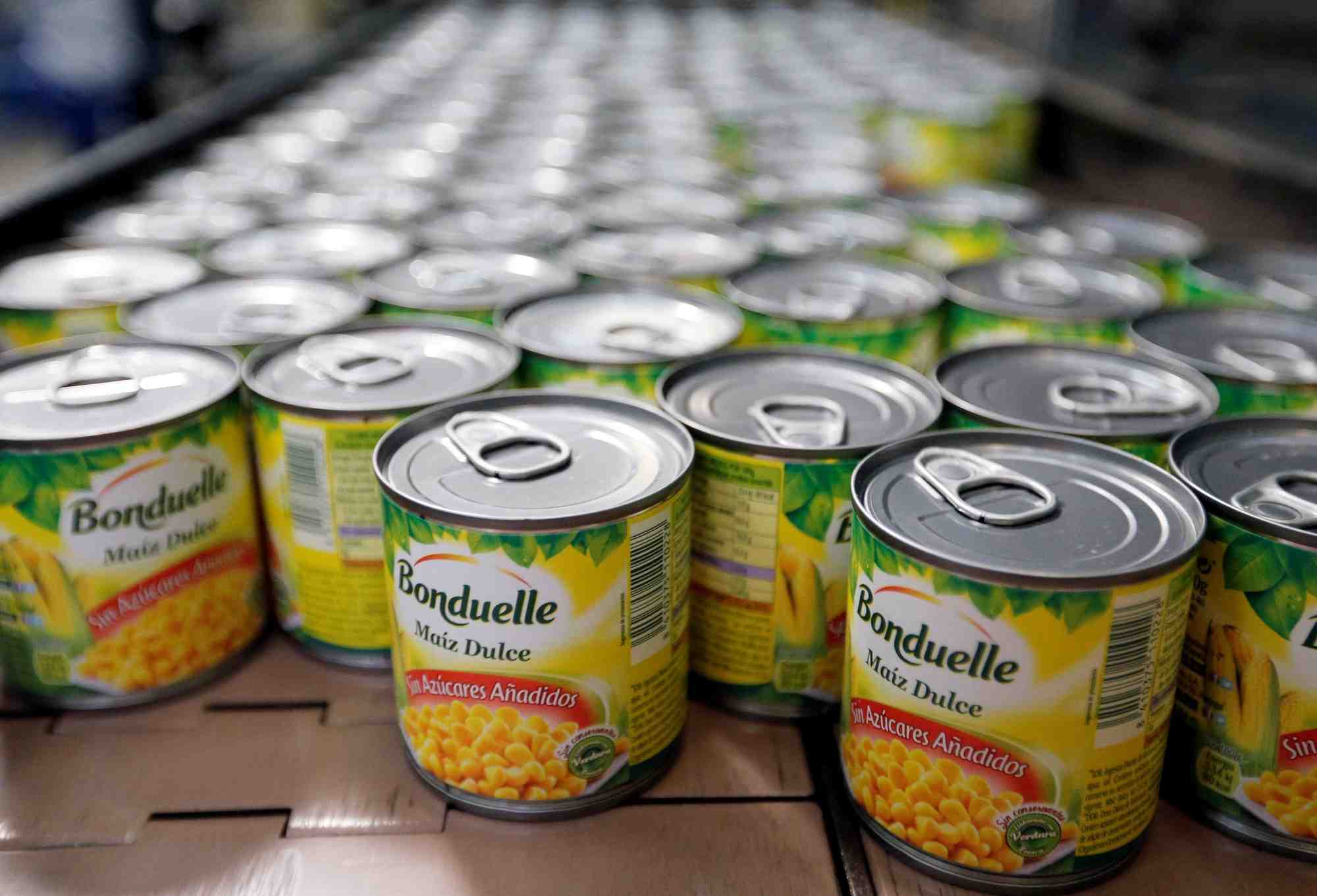 Des boites de mais doux sont photographiees sur la chaine d'emballage de l'usine du groupe alimentaire bonduelle a borderes-et-lamensas