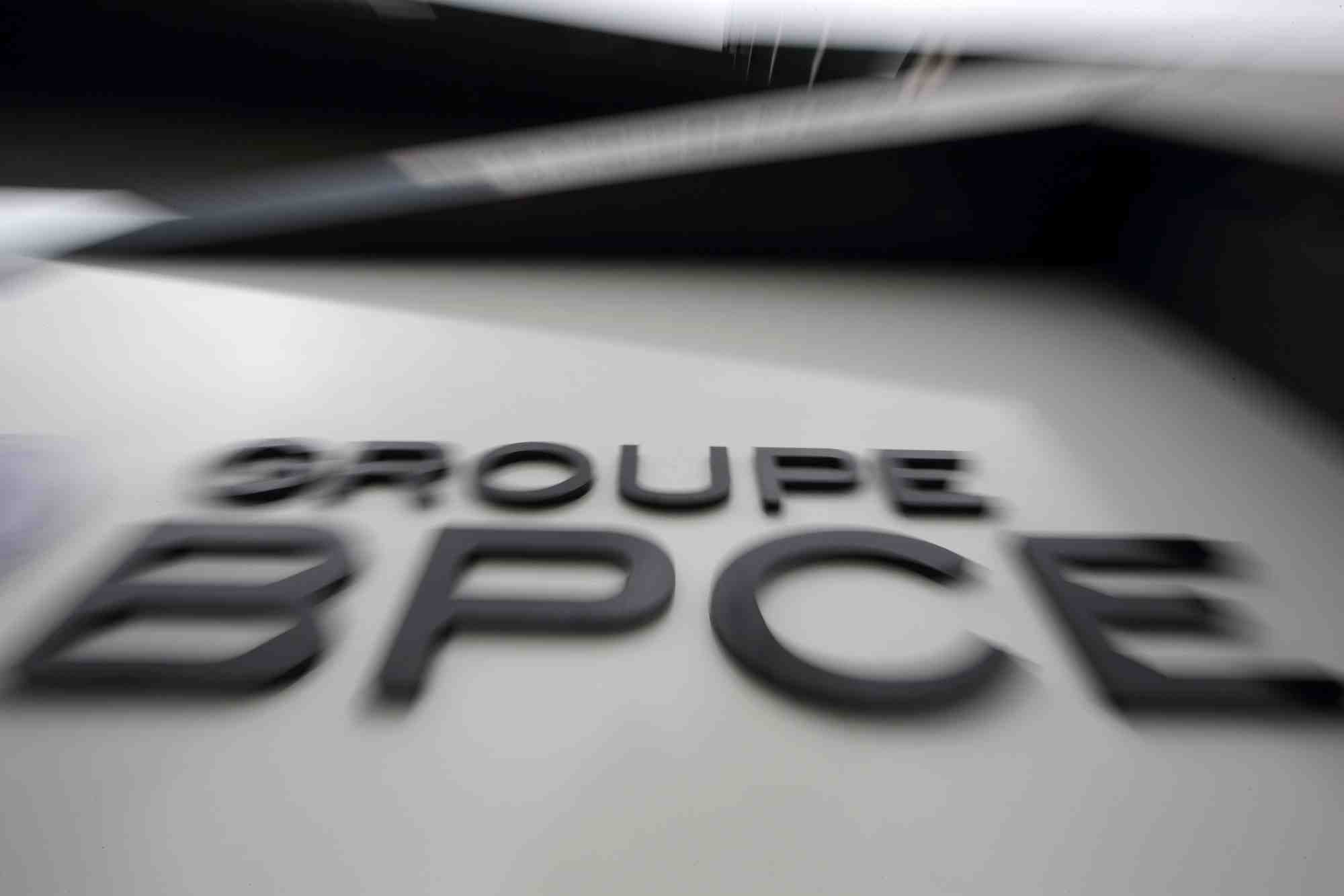 Le logo de la banque bpce a l'exterieur de son siege a paris