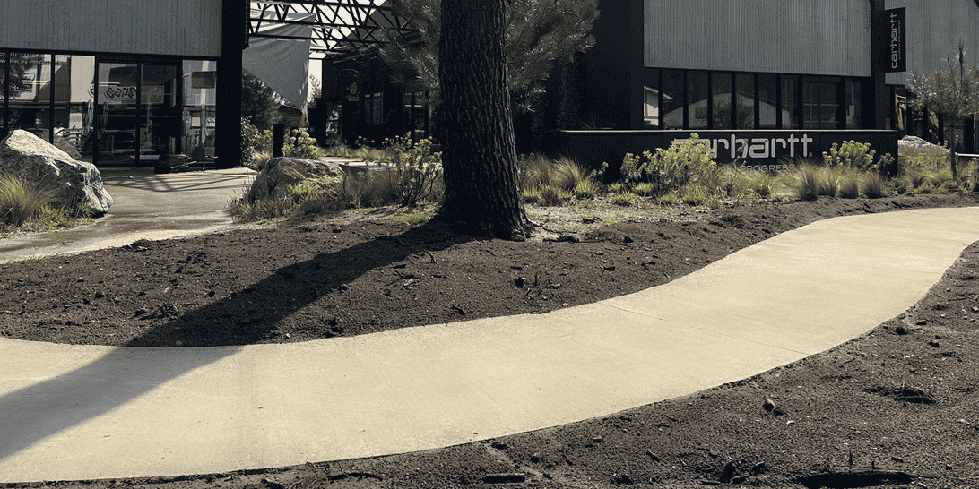 Une piste cyclable dans les Landes réalisée en béton bas carbone avec un ciment à base d'argile fabriqué par Materrup.