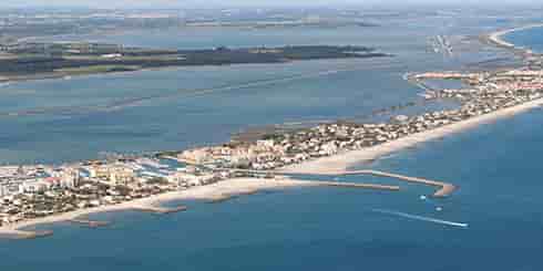 Selon la Chambre régionale des comptes Occitanie, à Frontignan (Hérault), quarante permis de construire ont été accordés dans une zone notée « fort aléas de submersion ».