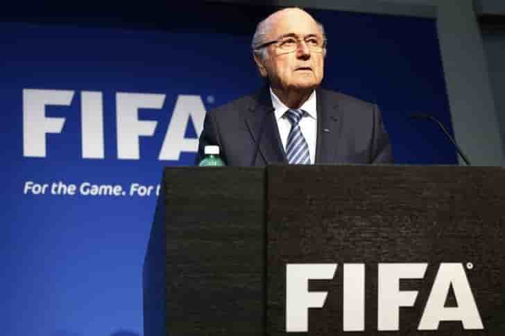 Sepp blatter envisage de rester a la tete de la fifa, selon un conseiller