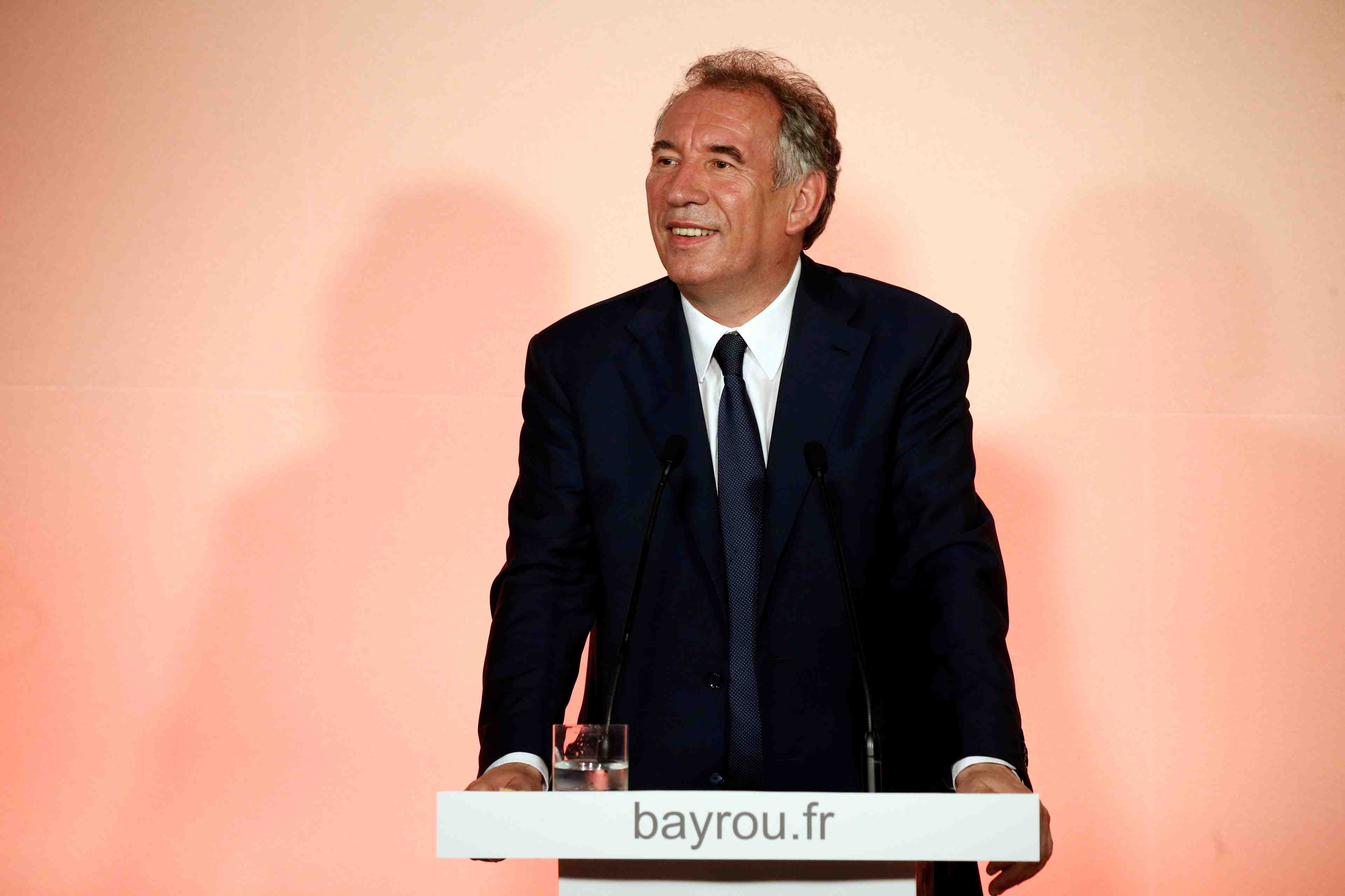 Bayrou reclame une majorite "sans corset"