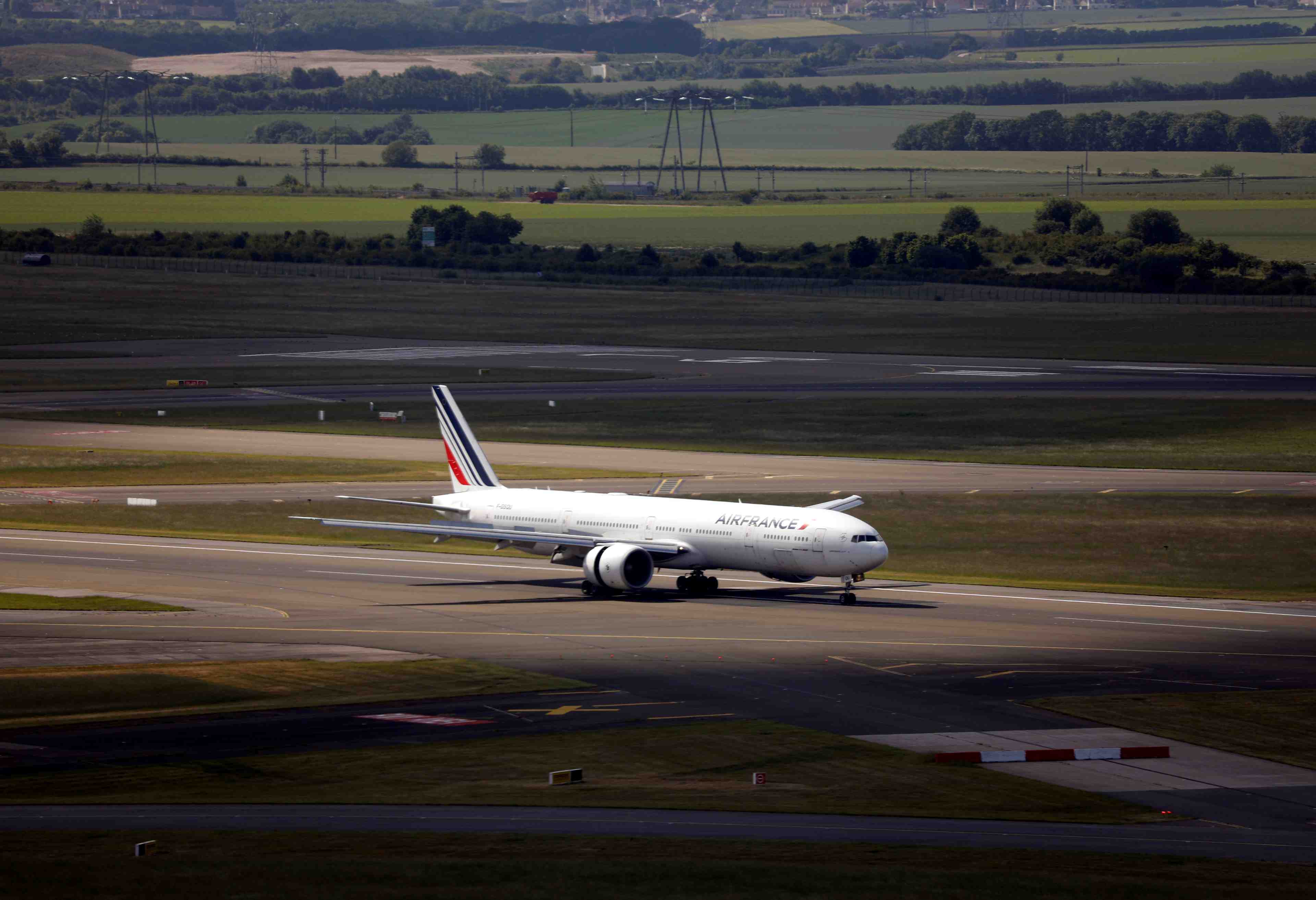 Air france prepare un plan de departs volontaires pour 8.300 postes, selon bloomberg