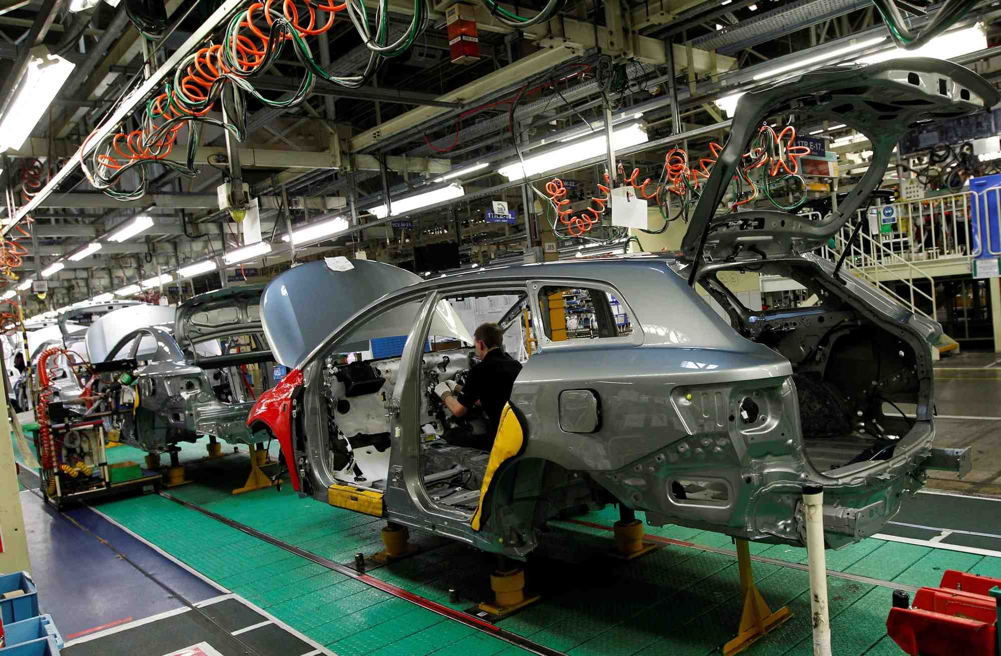 Un homme travaille sur la chaine de production de l'usine toyota a derby