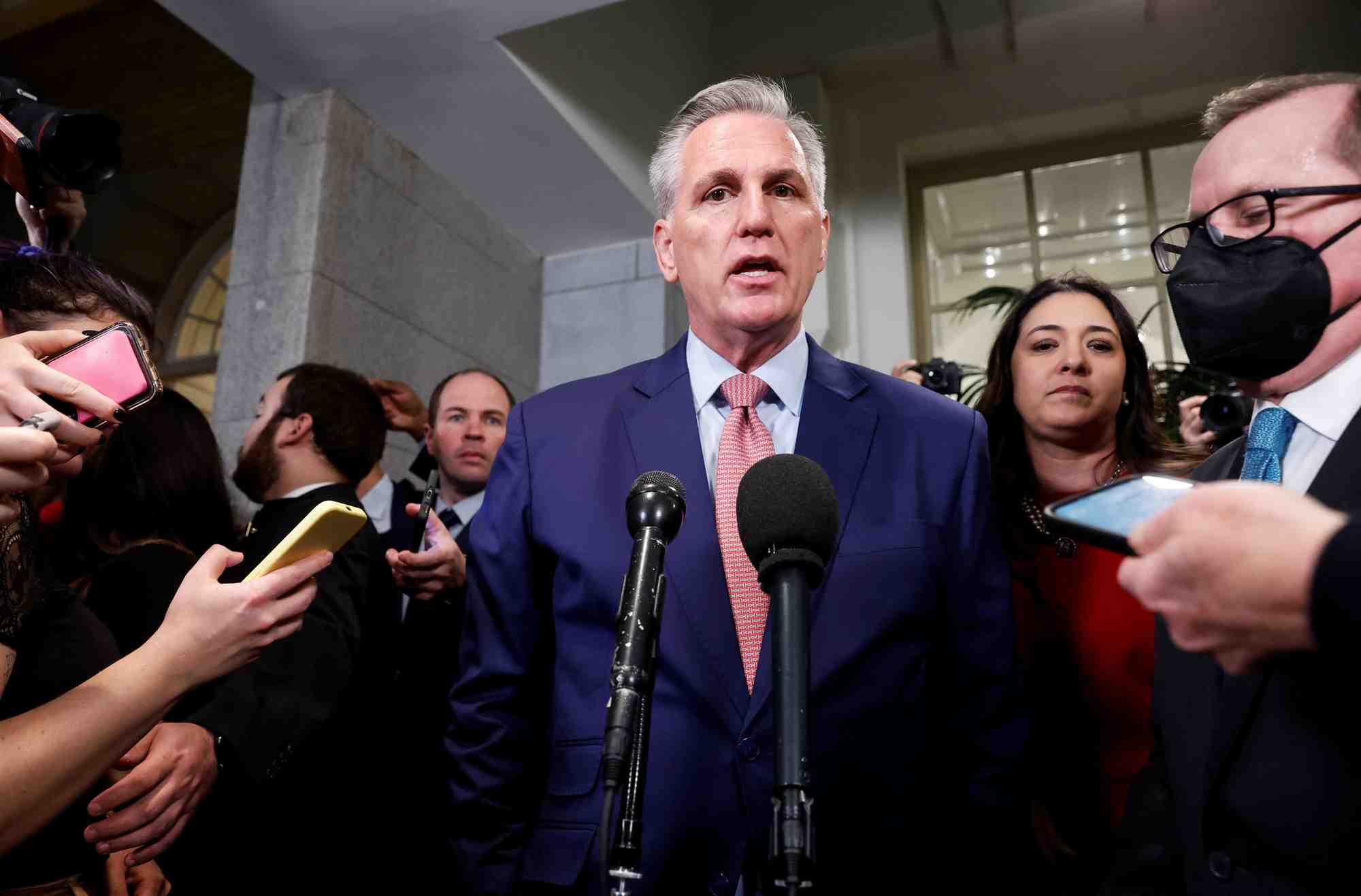 Le leader republicain de la chambre des representants des etats-unis, kevin mccarthy, s'entretient avec des journalistes au capitole a washington