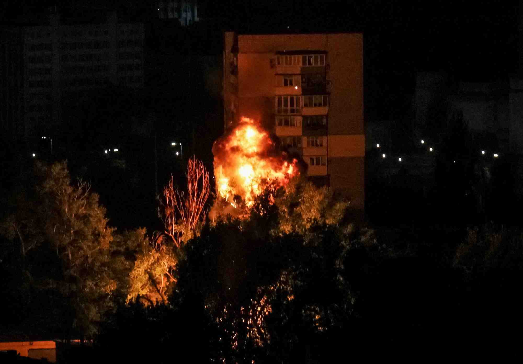 Photo d'un batiment en feu lors d'une attaque de drone russe a kyiv