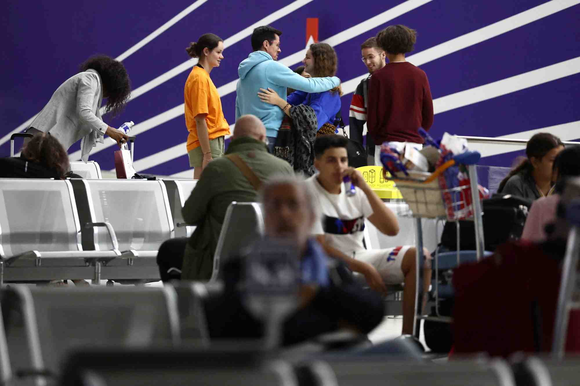 Des ressortissants francais evacues du niger arrivent a l'aeroport paris charles de gaulle