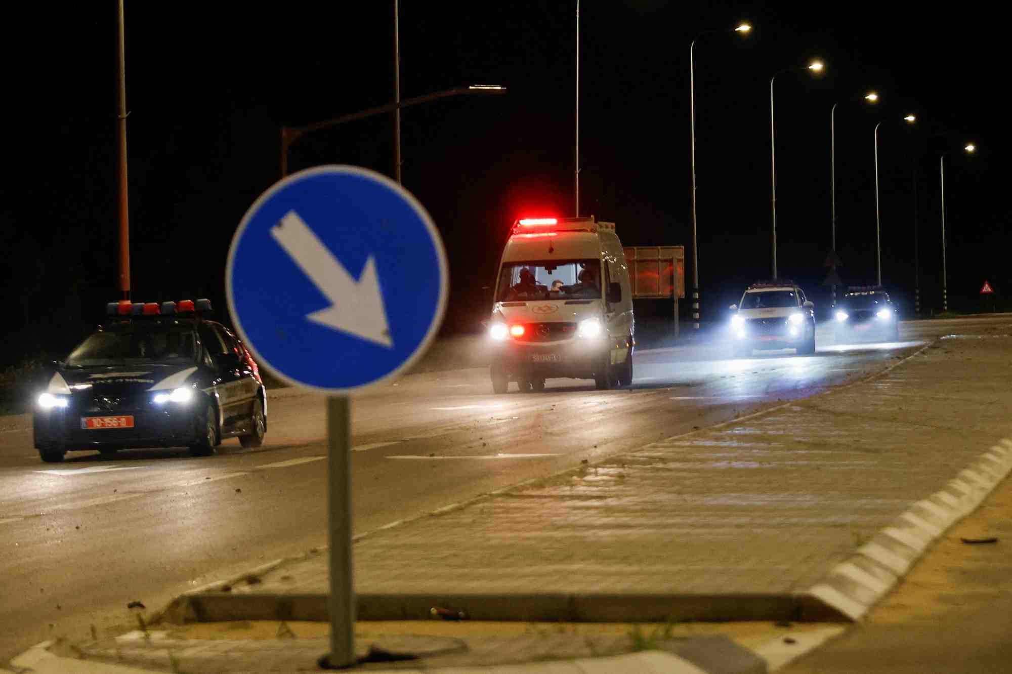 Une ambulance pres de la frontiere entre israel et gaza