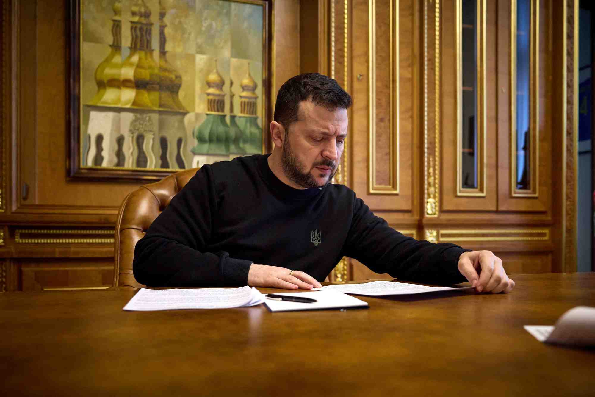 Le president ukrainien zelensky s'entretient par telephone avec le president de la chambre des representants des etats-unis, mike johnson, a kyiv