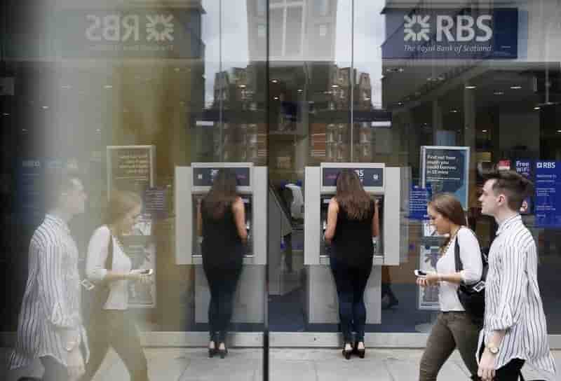 L'etat britannique commence a vendre ses parts dans rbs