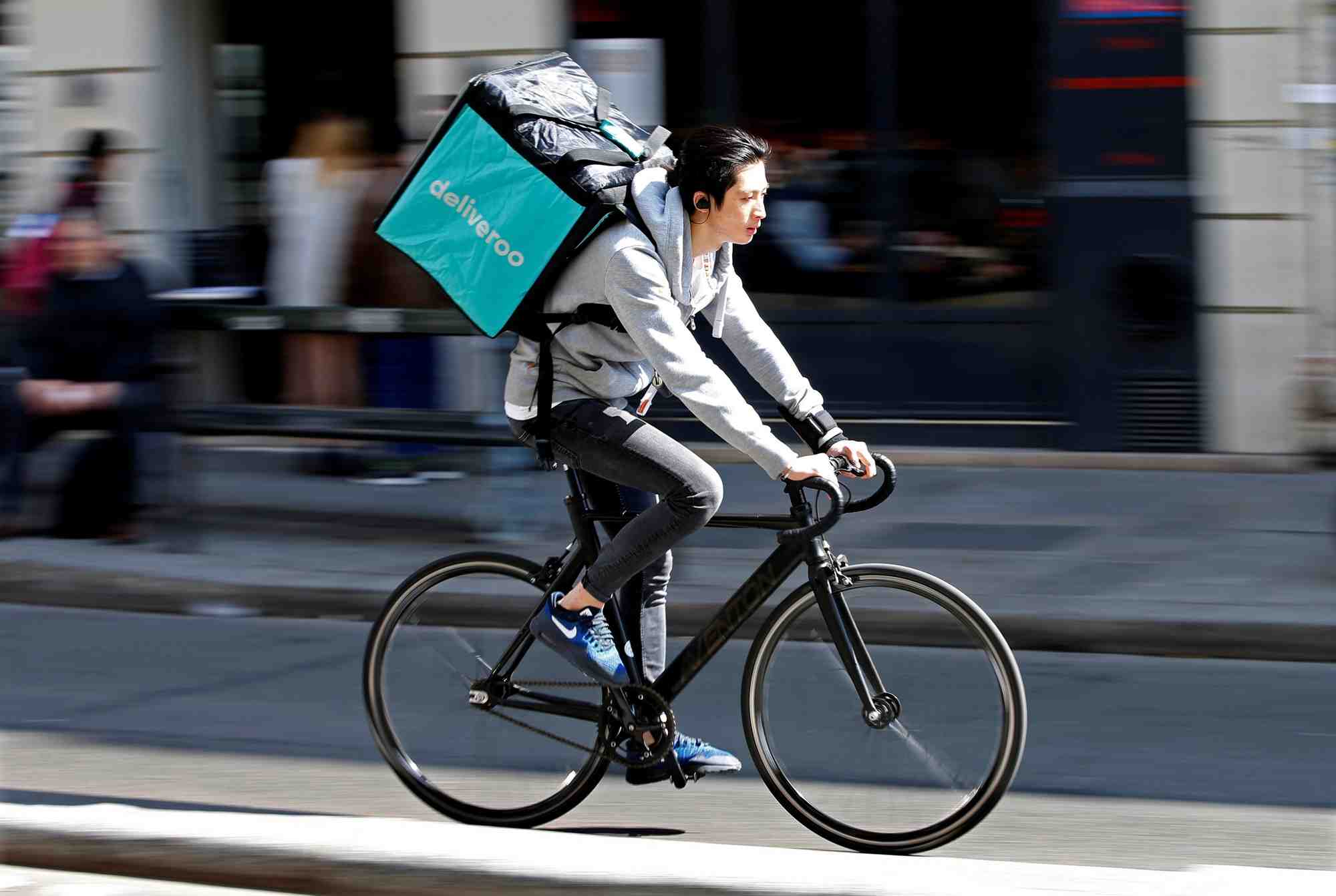Les livreurs a velo denoncent des baisses de tarifs