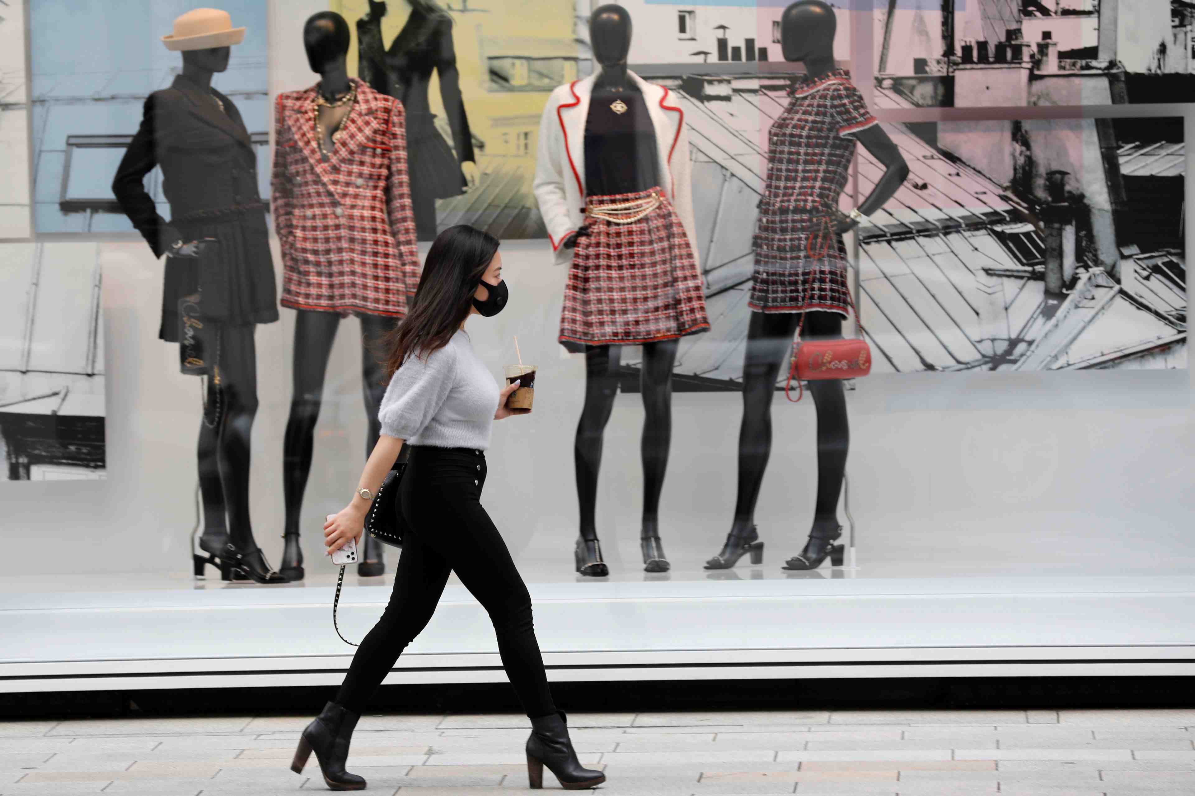Luxe: le cabinet bain anticipe une baisse record des ventes mondiales