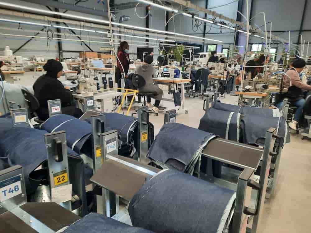 Chez Fashion Cube, d’ici 2024, le site devrait être capable de sortir 2.000 jeans par jour, soit 410.000 jeans par an.