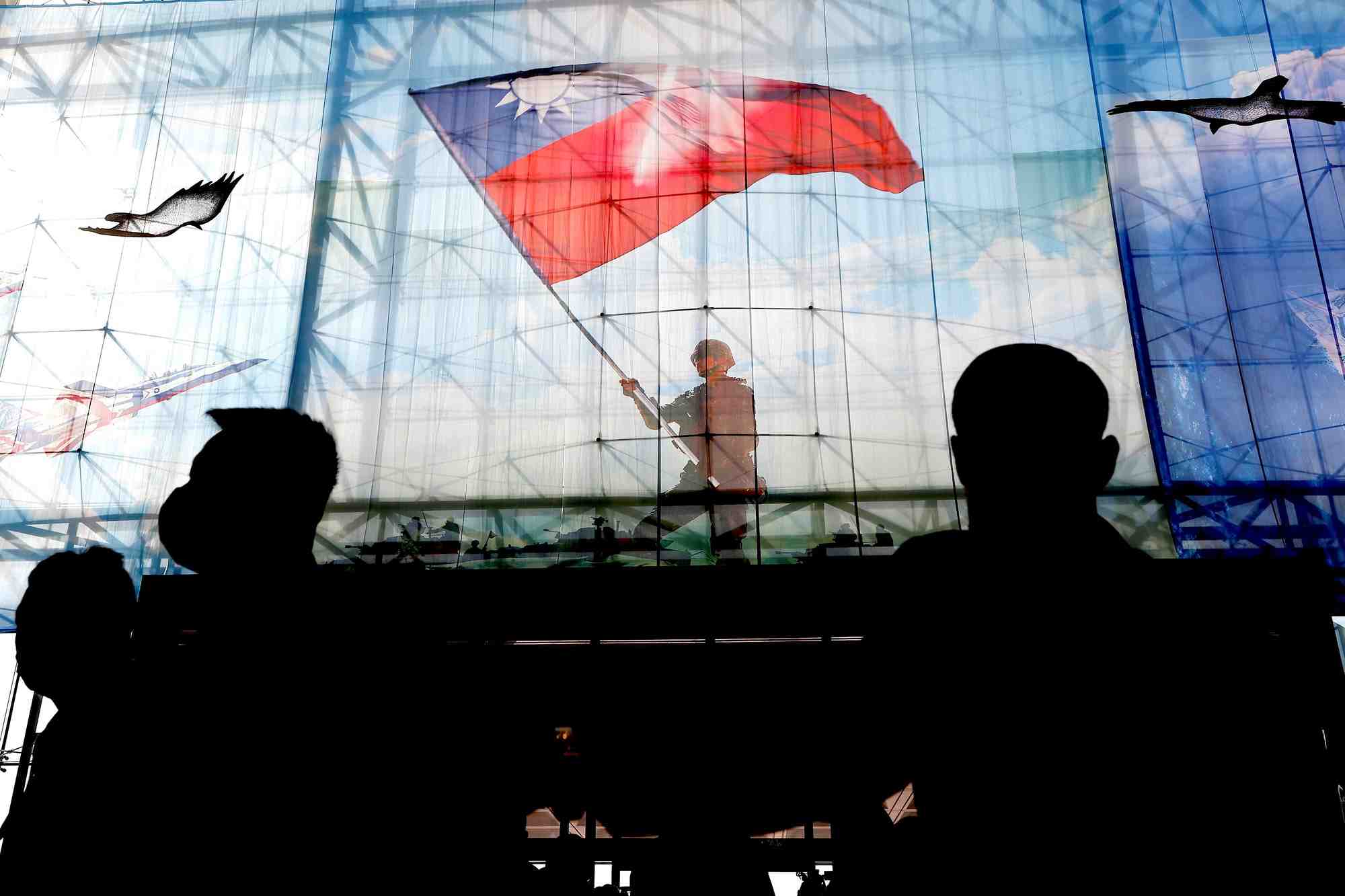 Des drapeaux taiwanais au ministere de la defense nationale de taiwan a taipei