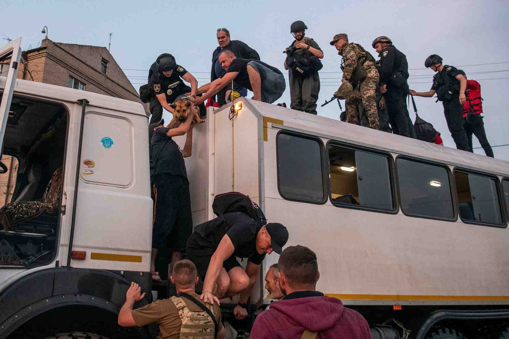 Les sauveteurs evacuent les residents a kherson, en ukraine