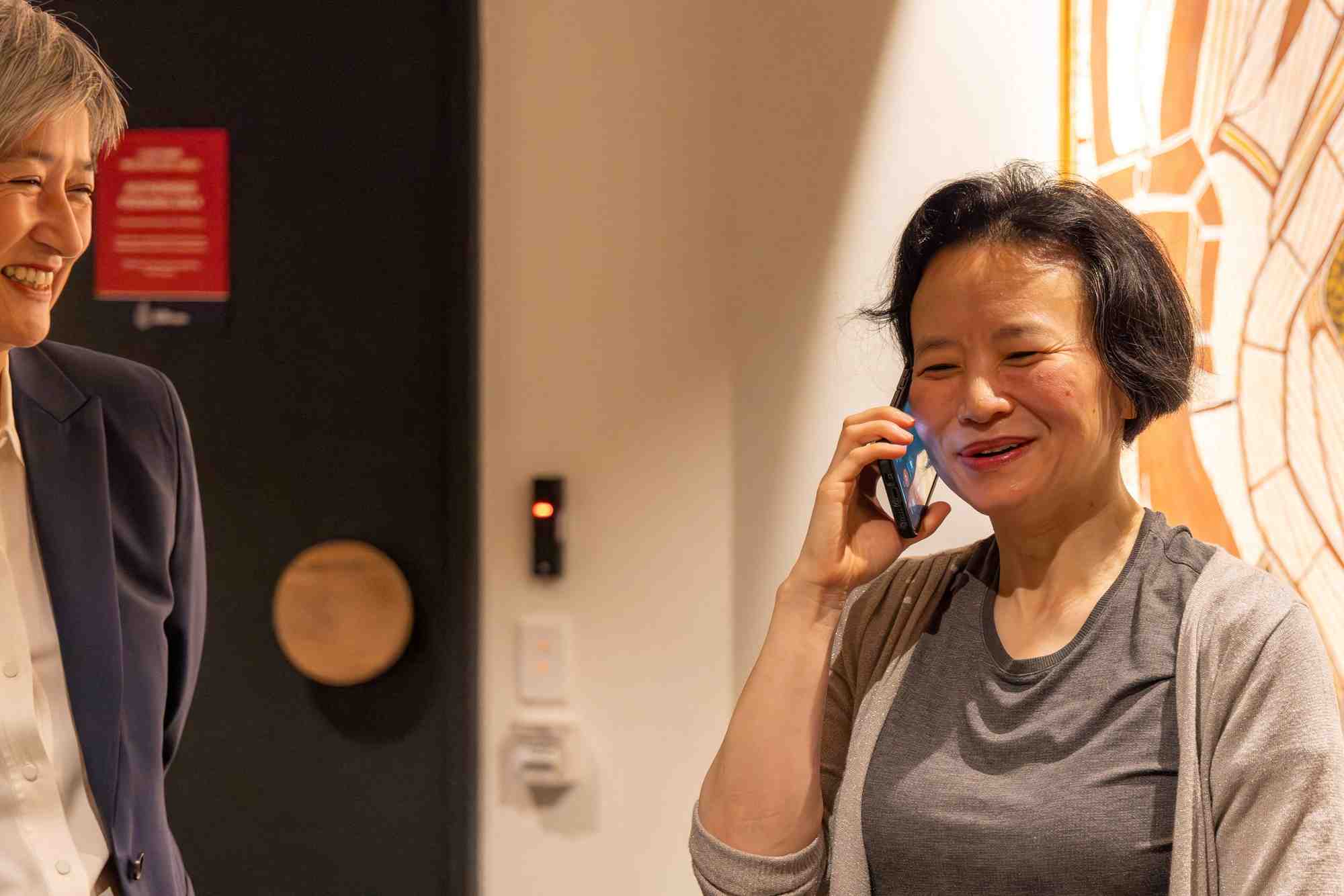 La journaliste australienne cheng leig a son arrivee a melbourne