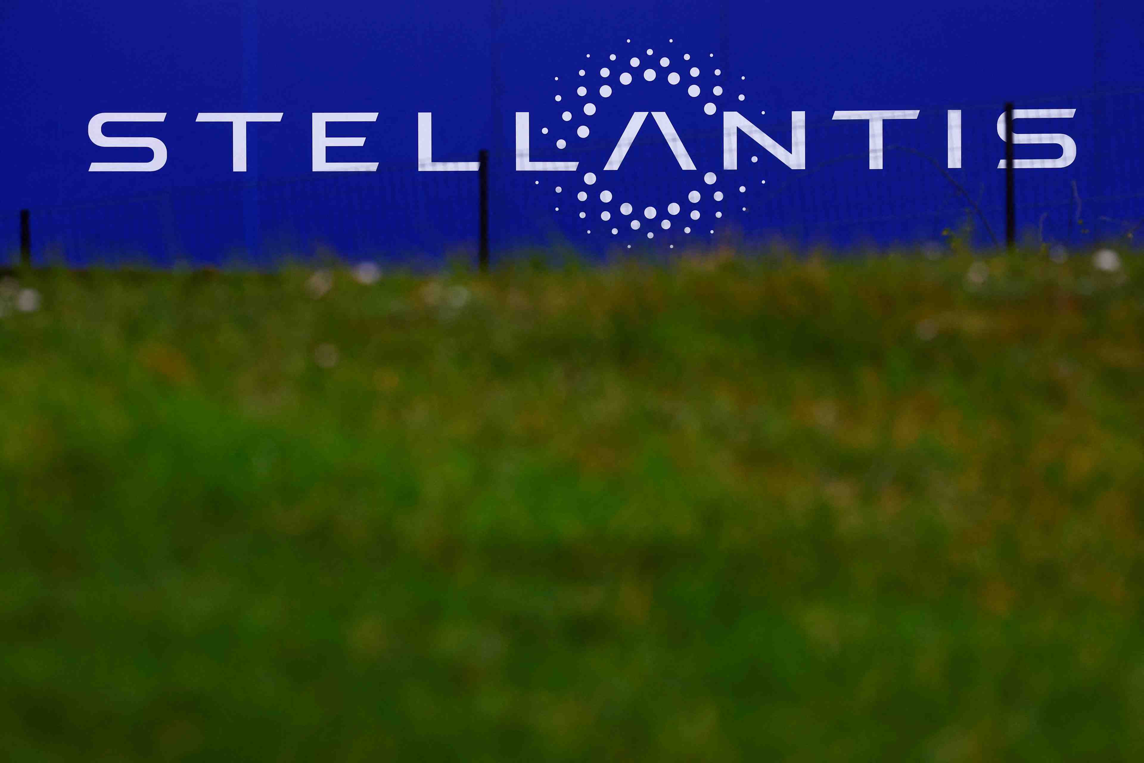 Stellantis: du moteur essence aux batteries, accord bientot signe a douvrin