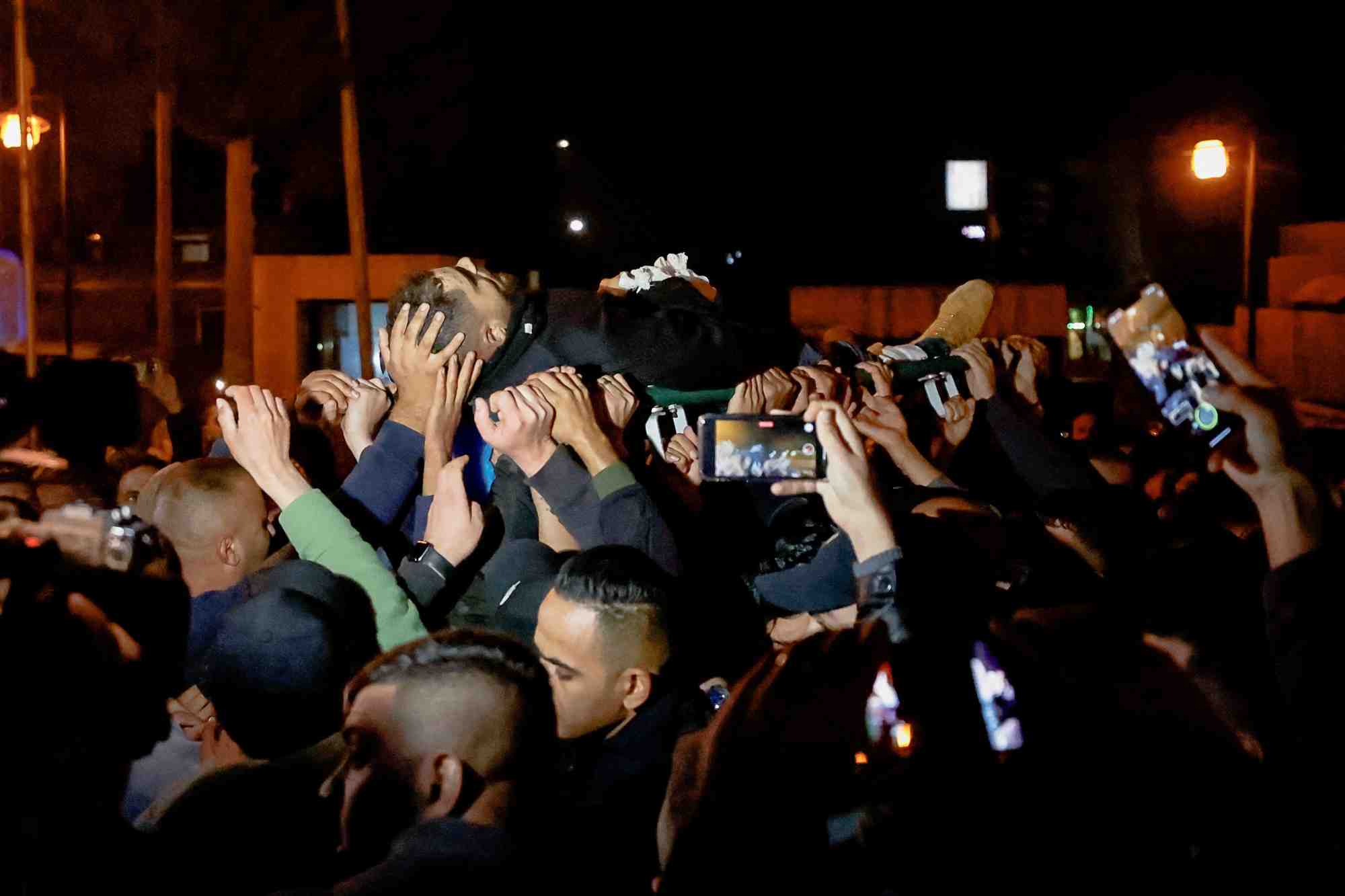 Des personnes portant corps d'un palestinien