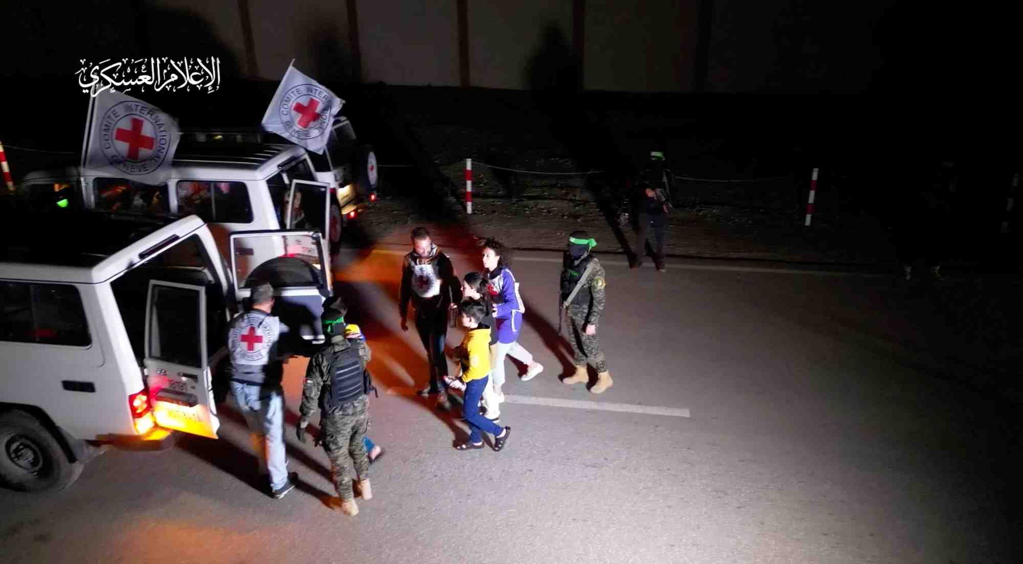 Photo d'archives des otages enleves par des hommes armes du hamas lors de l'attaque du 7 octobre contre israel qui sont remis par des militants du hamas aux membres du comite international de la croix-rouge