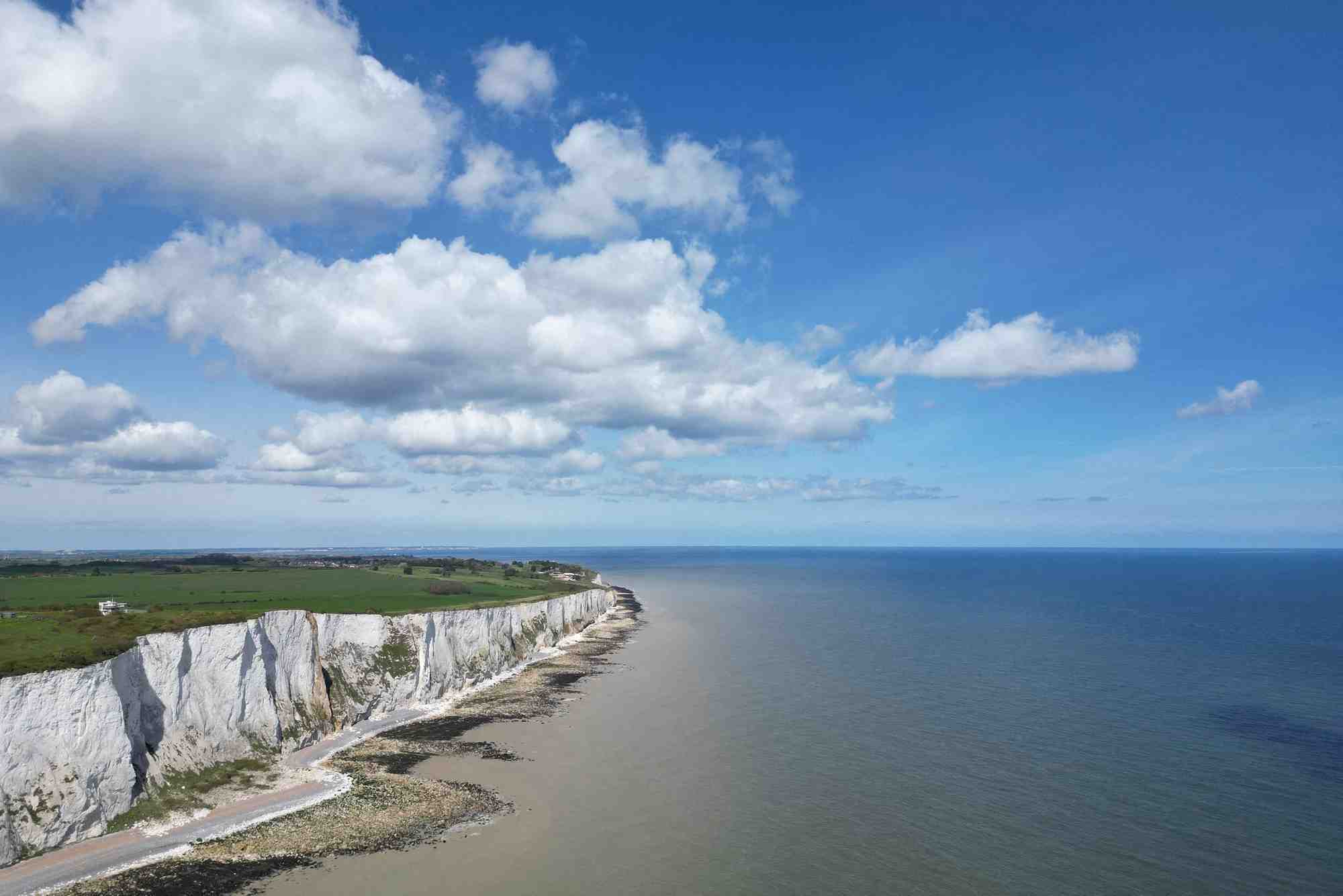 Vue de drone des falaises de craie de st margaret's bay et de la manche pres de la ville portuaire de douvres