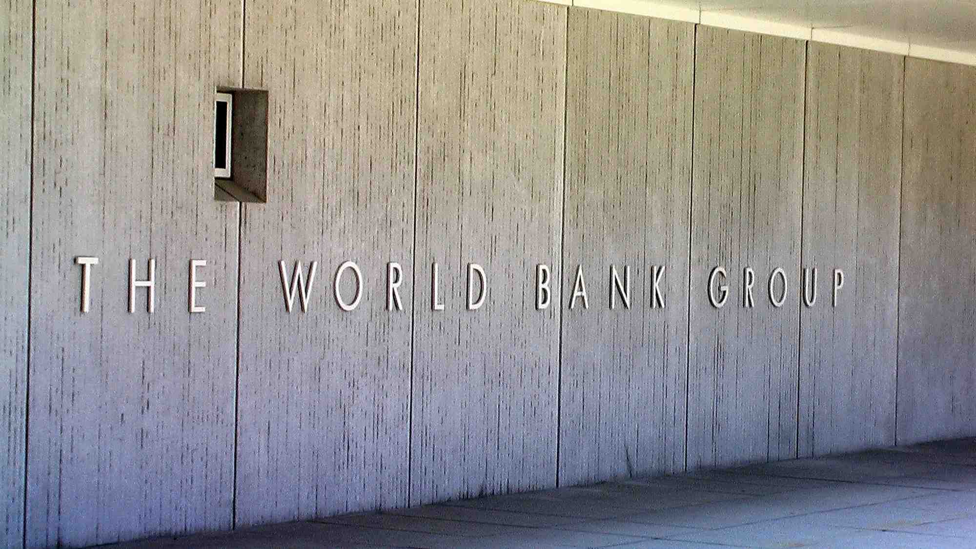 En juillet 2017, la Banque mondiale a levé 320 millions de dollars sur les marchés via des pandemic bonds. Cet instrument financier, qui fonctionne comme une assurance pour venir en aide aux pays les plus pauvres en cas d'épidémie, est très critiqué.