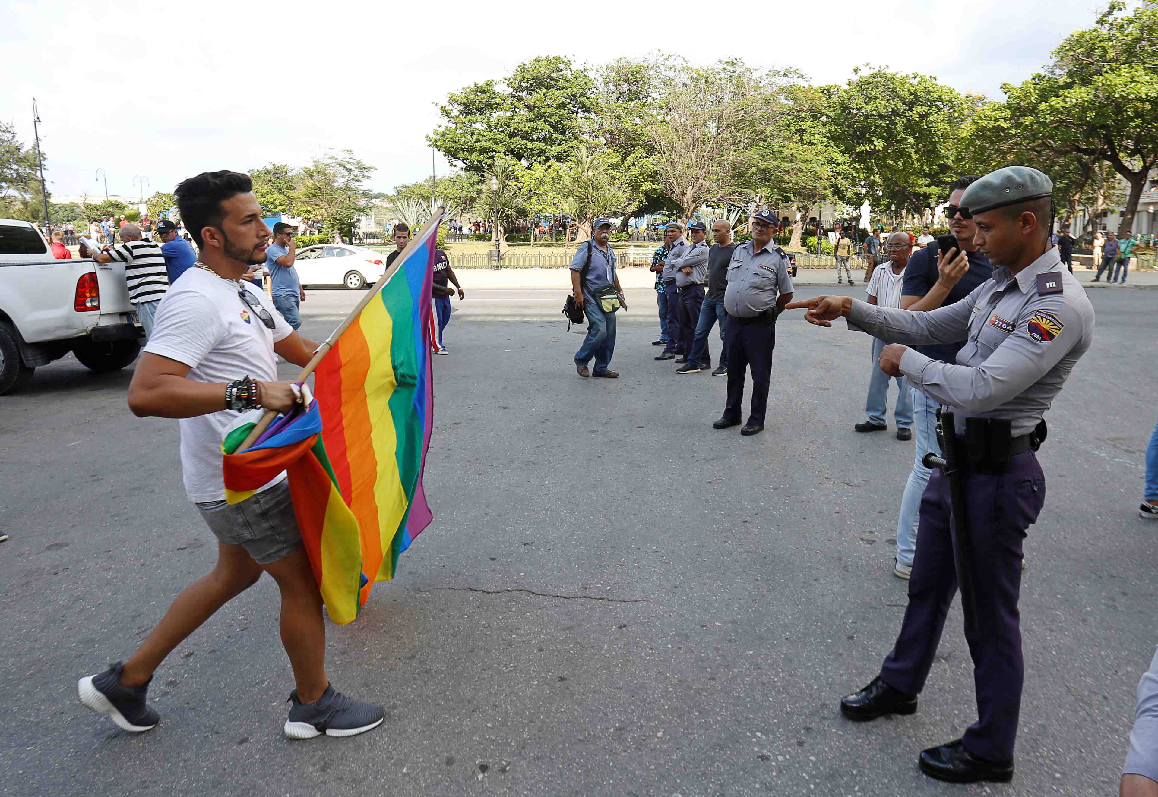 Cuba: la communaute lgbt defie le gouvernement en paradant a la havane