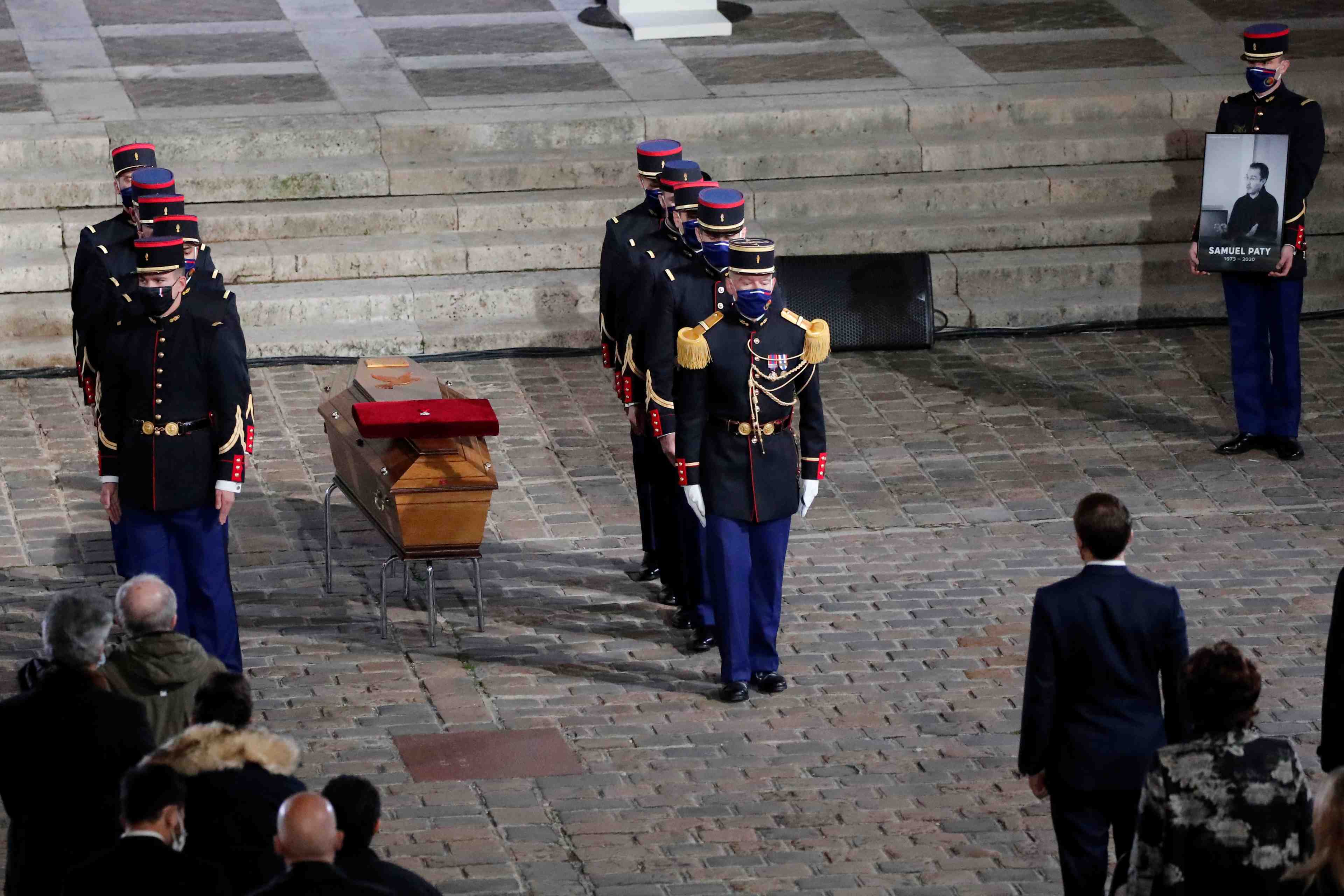 Macron rend hommage a samuel paty, "heros tranquille" de la republique