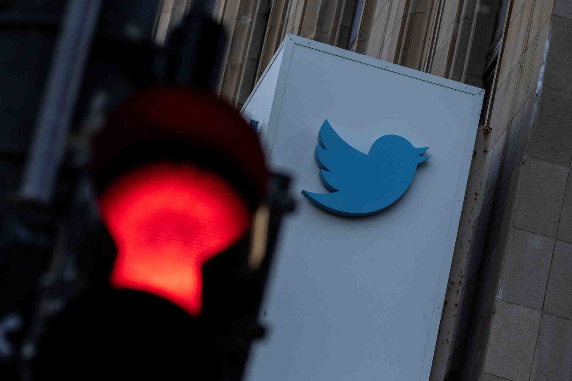Le logo de twitter au siege de l'entreprise a san francisco, en californie
