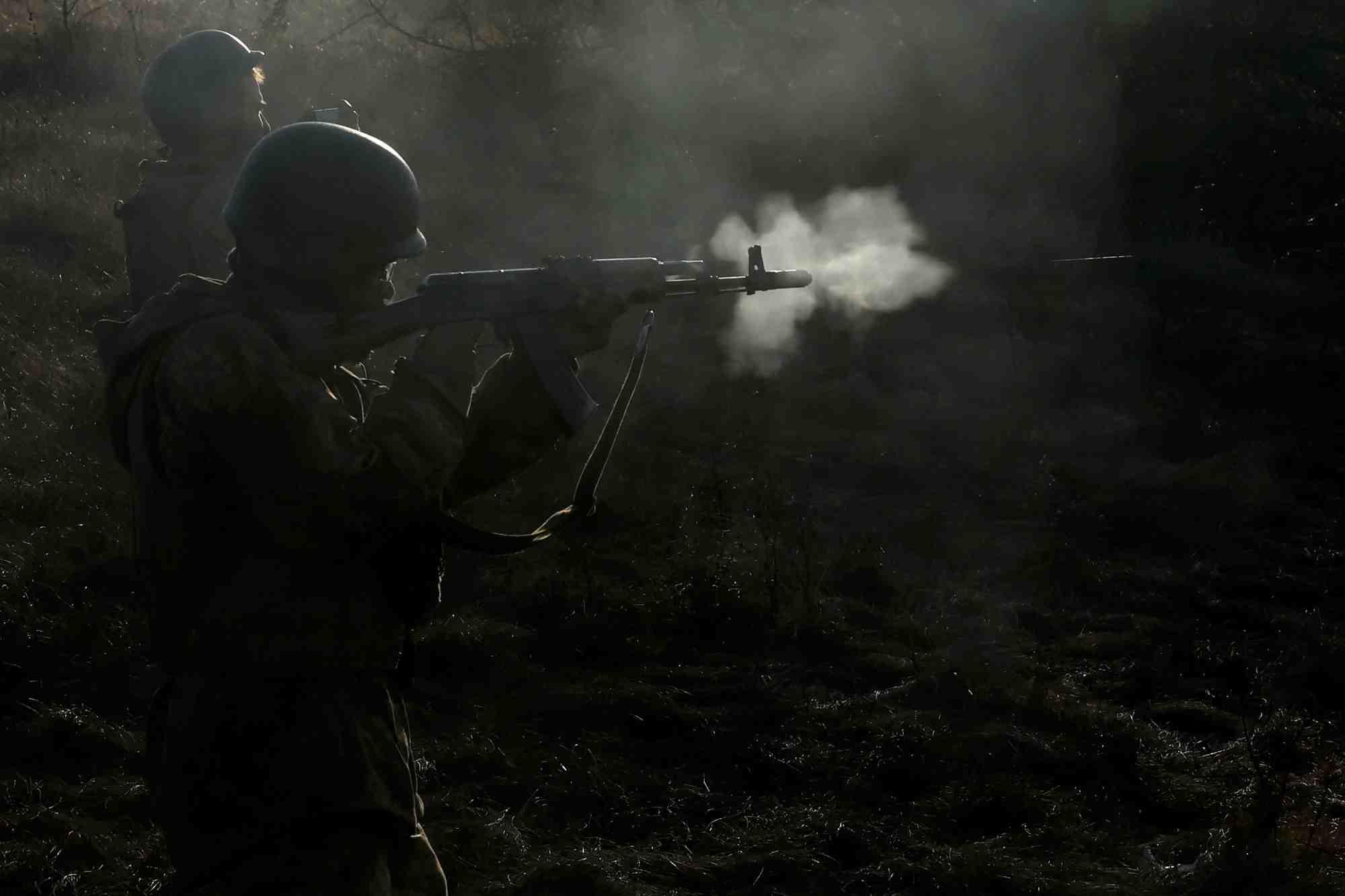 Des soldats effectuent des manoeuvres pres de la ligne de front, pres de kreminna