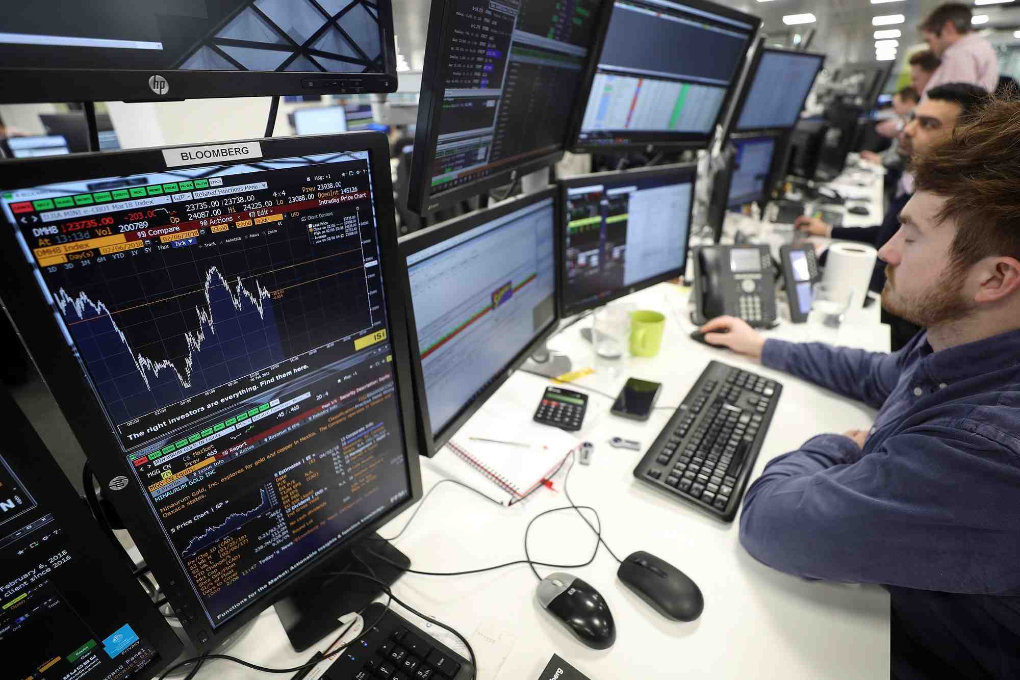 Des traders travaillent a l'indice ig, a londres