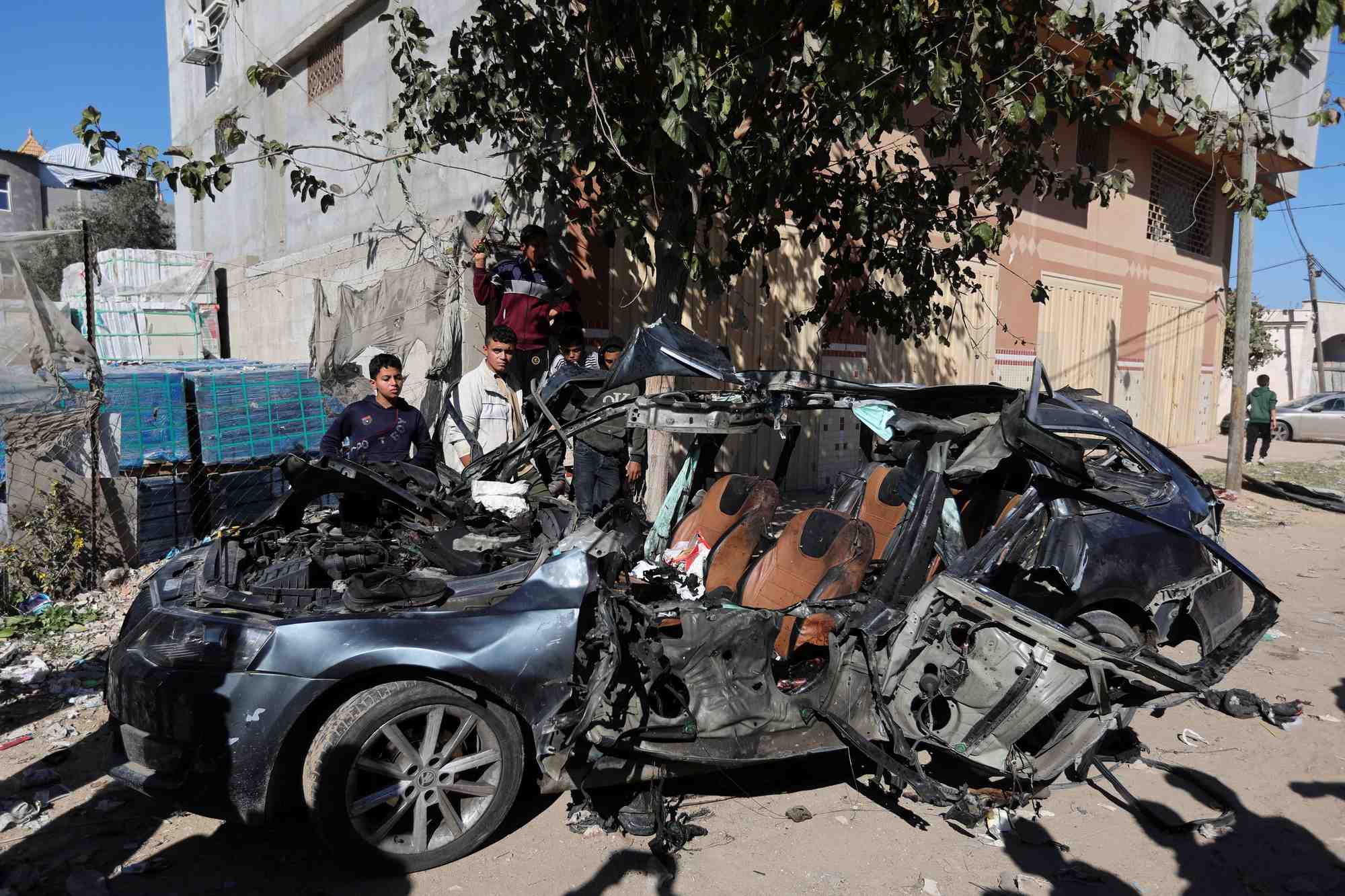 Une voiture detruite ou deux journalistes palestiniens ont ete tues lors d'une frappe israelienne, a rafah, gaza