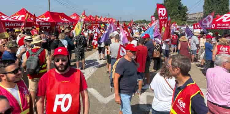 Le 3 juin 2025, plus d'un millier de personnes se sont rassemblées, à l'appel de la CGT, devant les grilles de la verrerie Owens Illinois (O-I) de Vergèze (Gard) pour dénoncer la fermeture de l'usine.