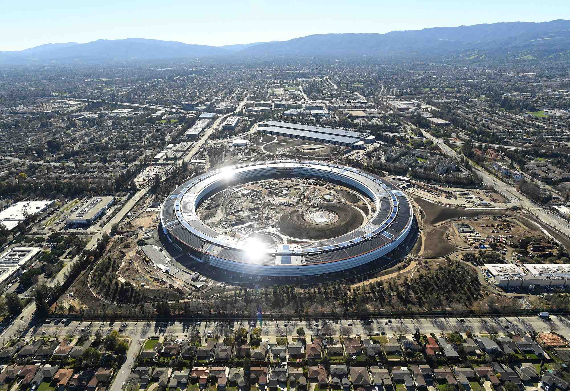 La Silicon Valley avec, au premier plan, le nouveau siège d'Apple en forme d'anneau, en cours d'achèvement sur cette photo du 13 janvier 2017
