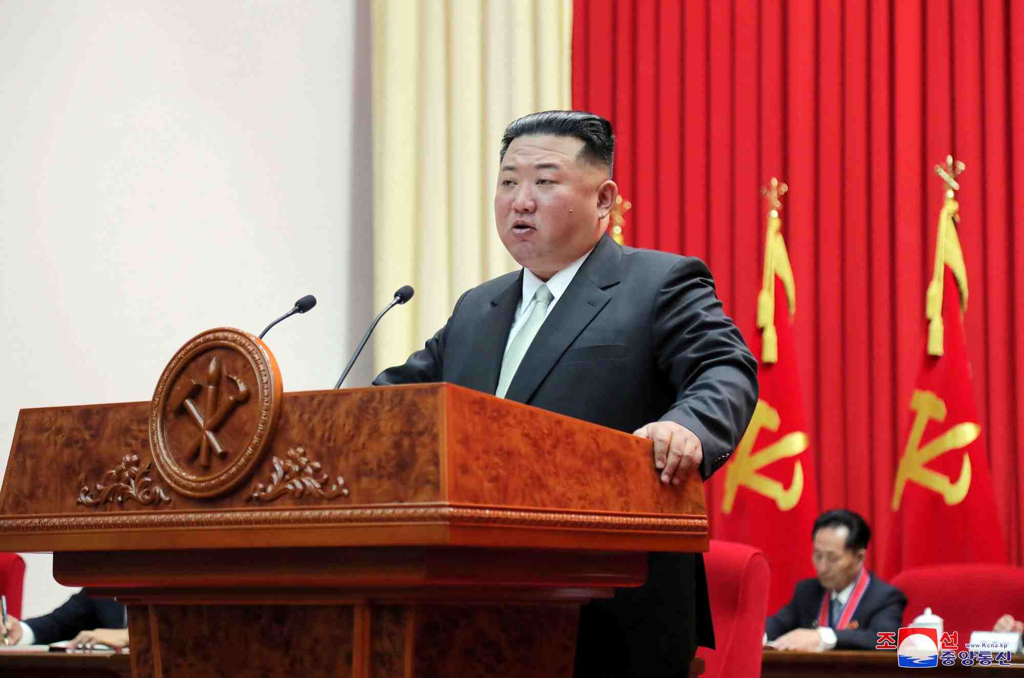 Le dirigeant nord-coreen kim jong un visite l'ecole centrale des officiers de pyongyang