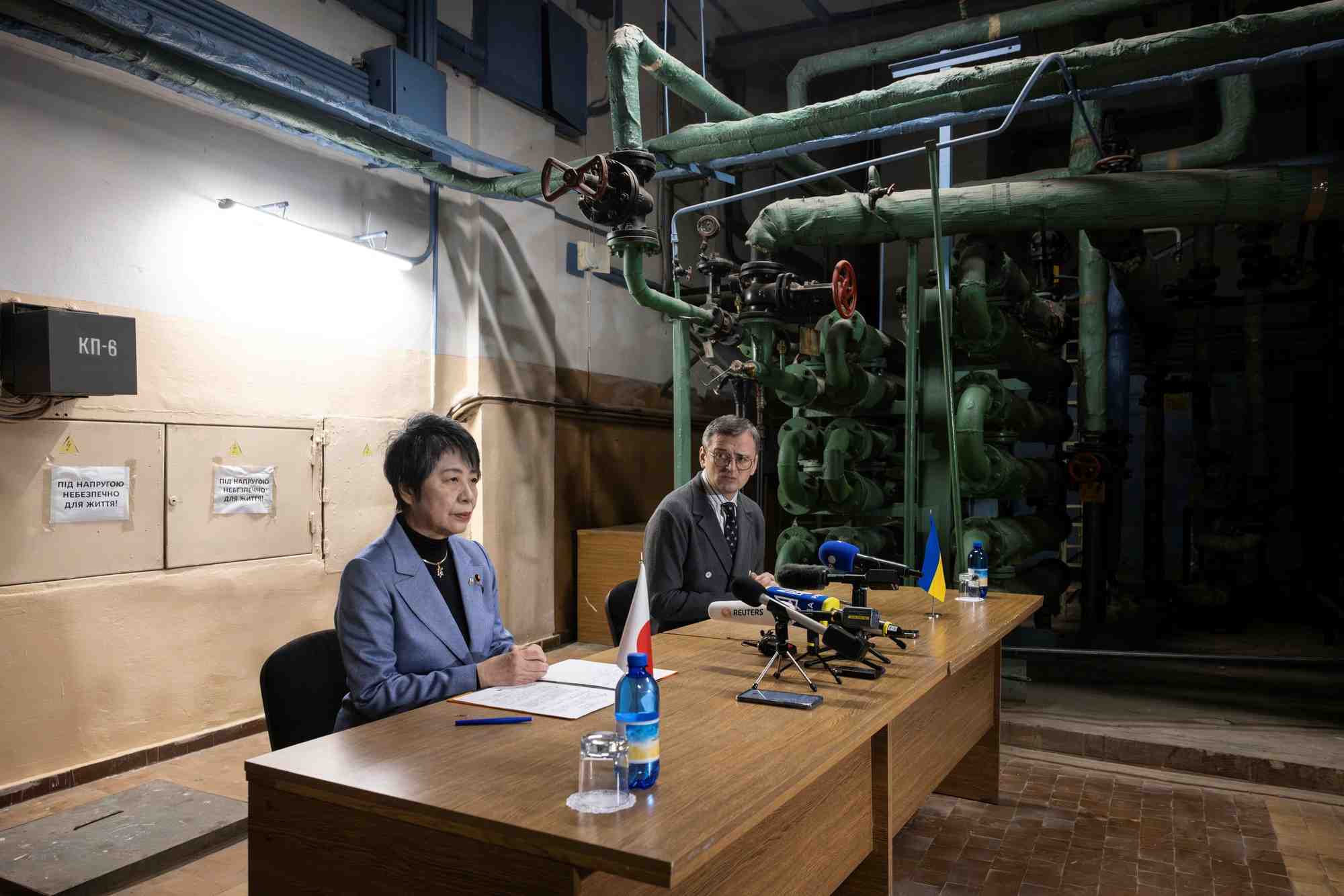 Le ministre ukrainien des affaires etrangeres dmytro kuleba et son homologue japonais yoko kamikawa assistent a une conference de presse a kyiv
