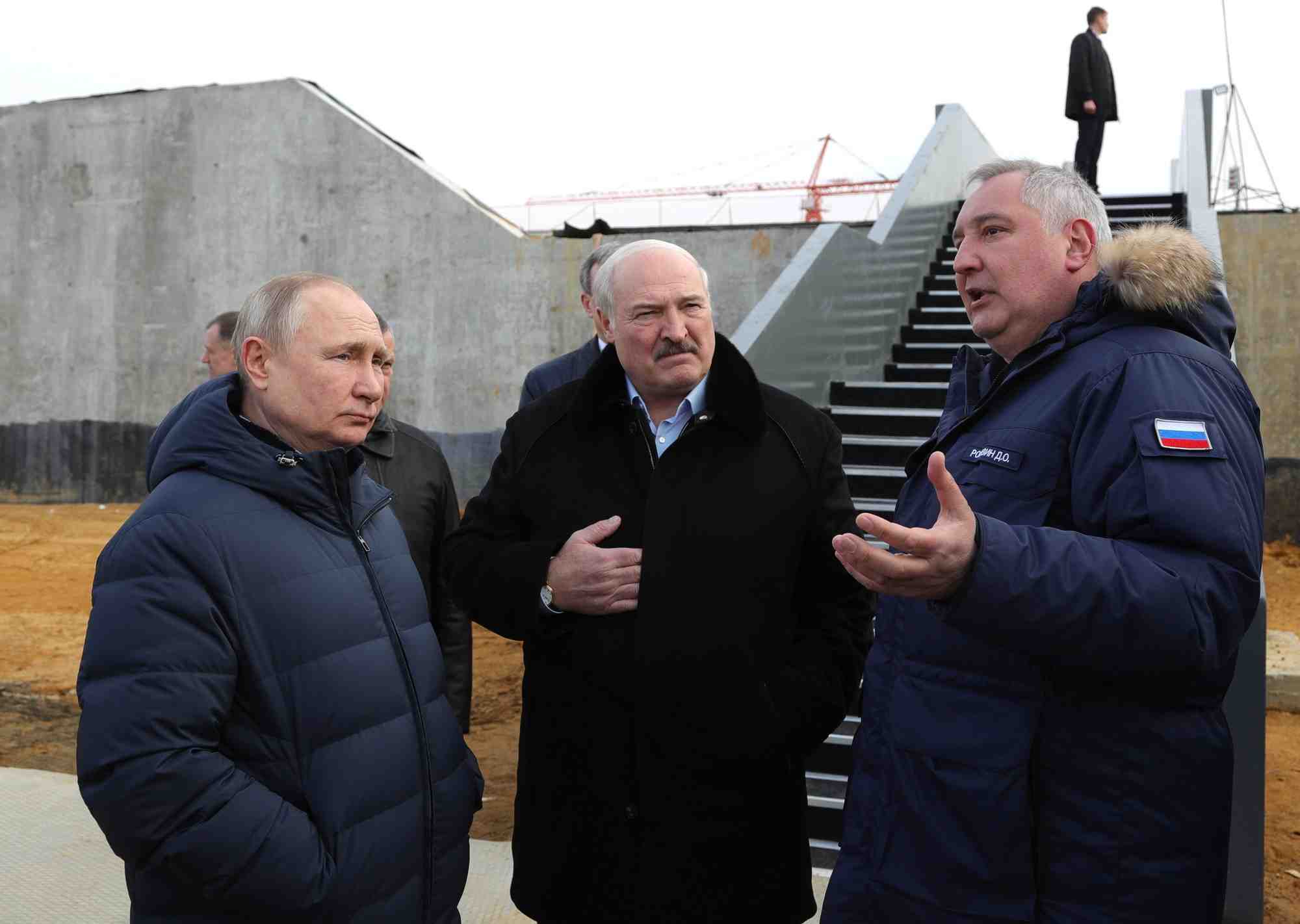 Le president russe poutine et le president bielorusse loukachenko visitent le cosmodrome de vostochny