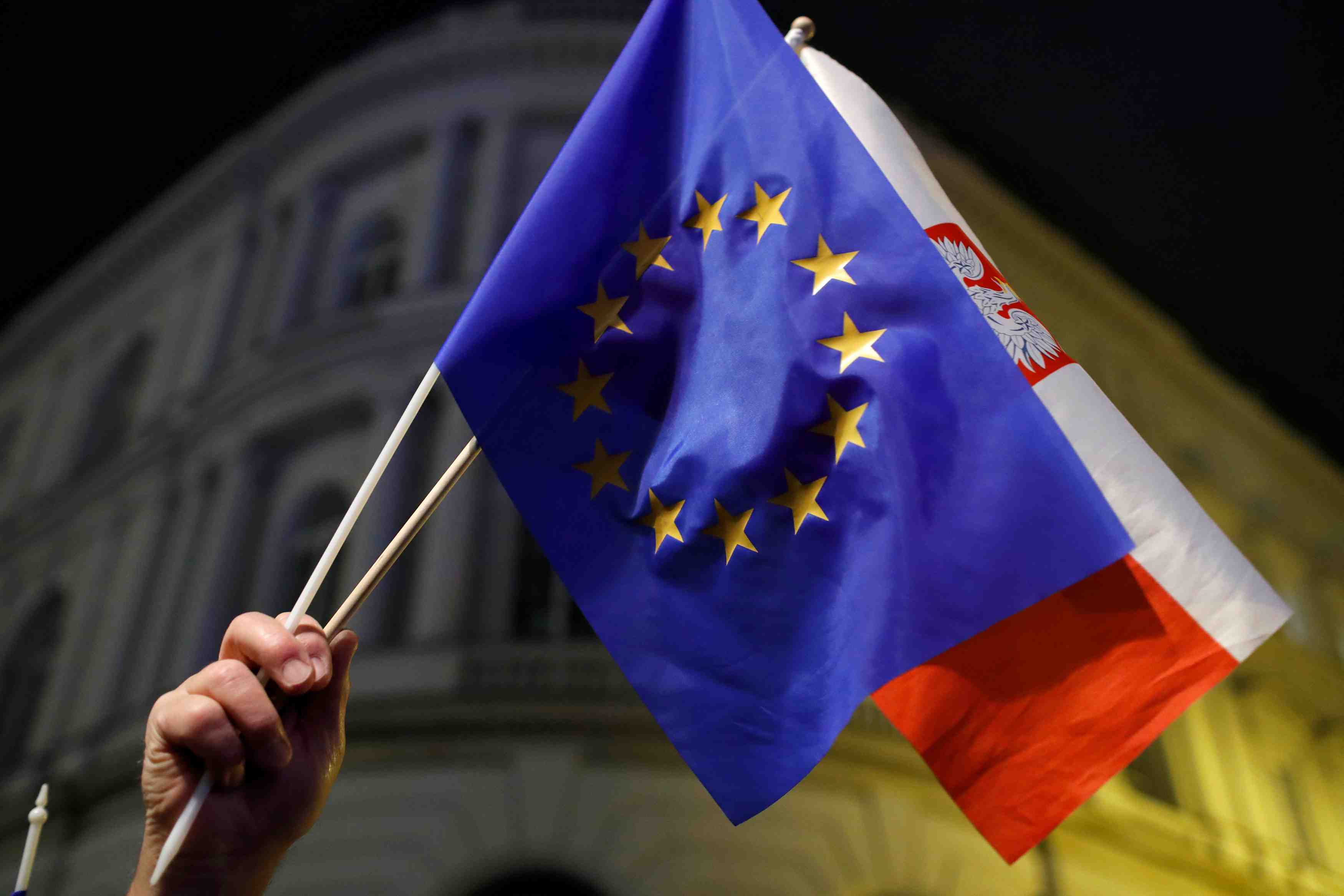 La commission europeenne engage une procedure contre la pologne